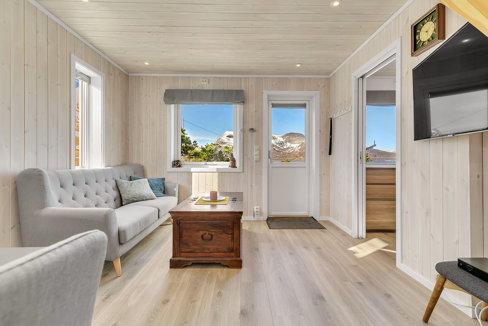 Innvendige gulv belagt med laminat. Det er varmefolie i gulv i stue og kjøkken. Galleribilde