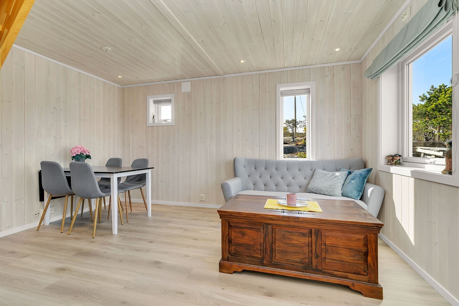 Stuen har lyse tidsriktige overflater. Galleribilde