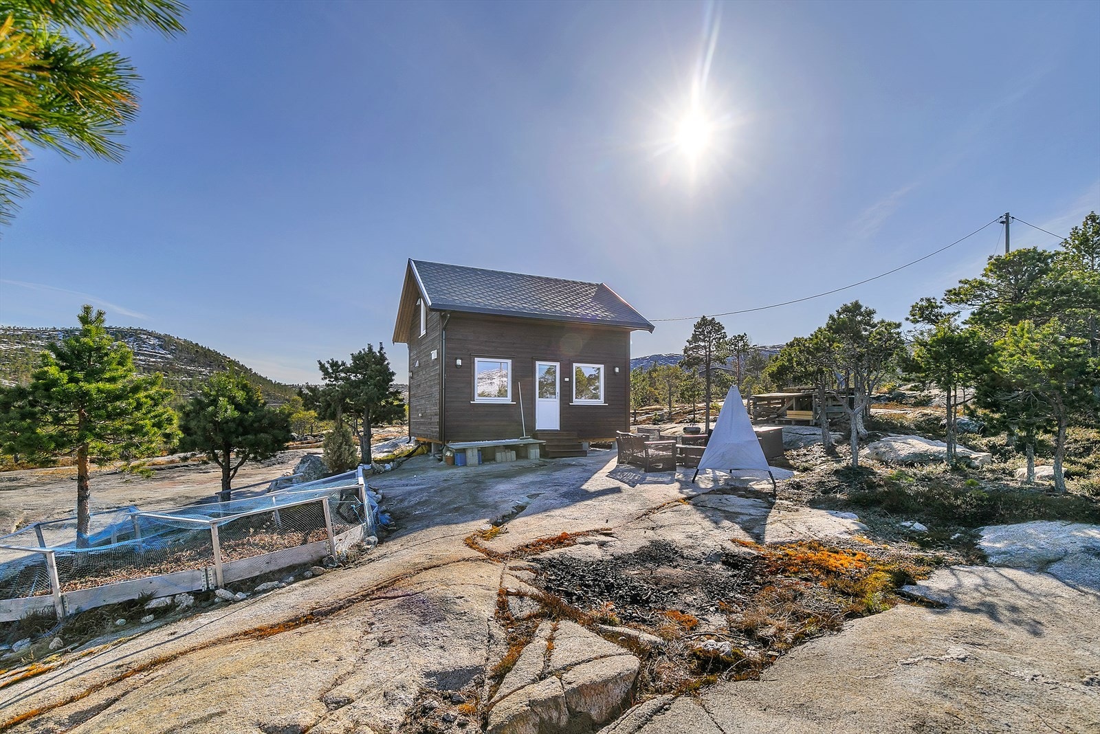 Det er sommervei fram til eiendommen. Galleribilde