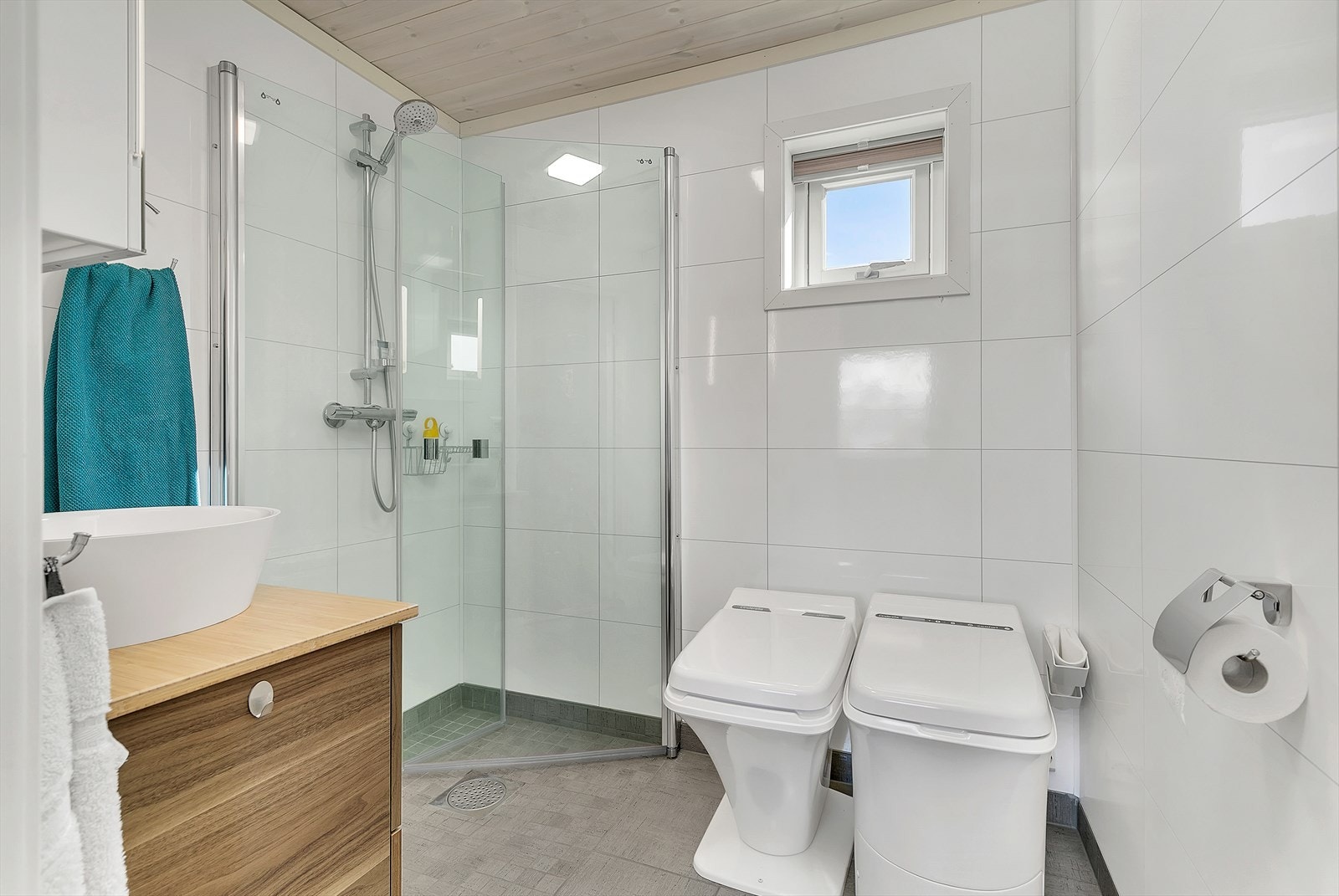 Badet har våtromspanel på vegger, og keramiske fliser med termostatregulerte varmekabler i gulv. Cinderella forbrenningstoalett og urinal. Galleribilde