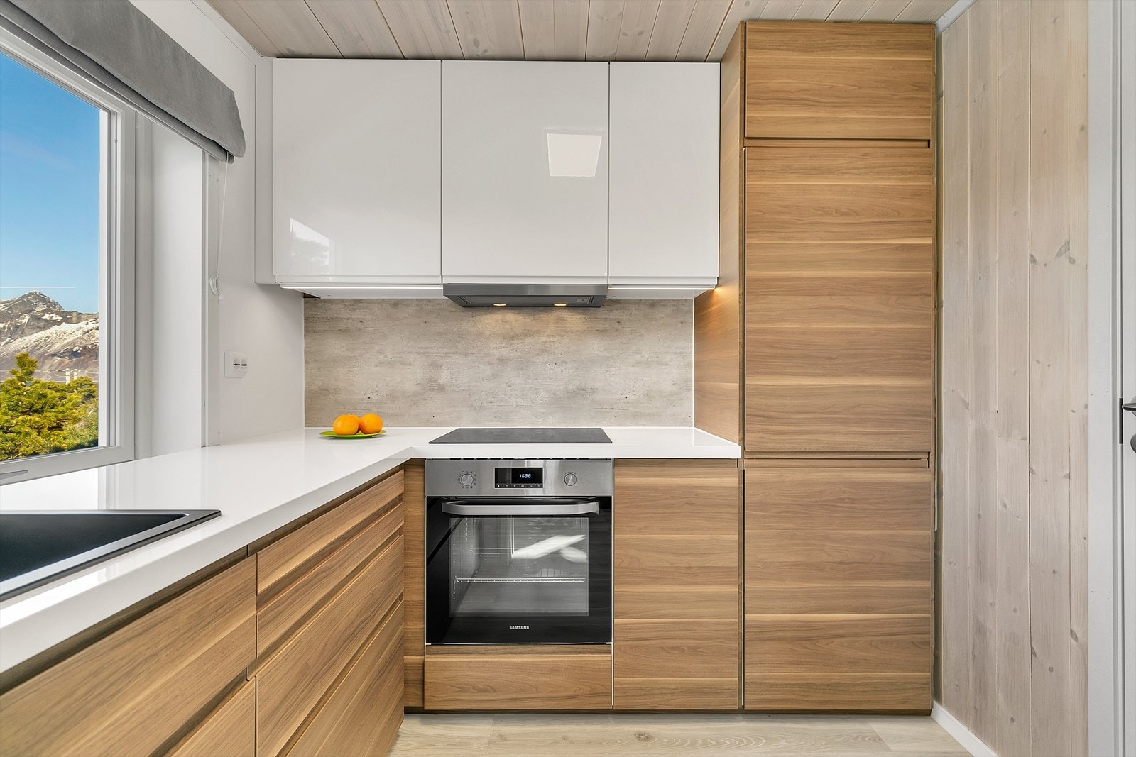 IKEA kjøkkeninnredning med slette fronter og laminat benkeplate Galleribilde