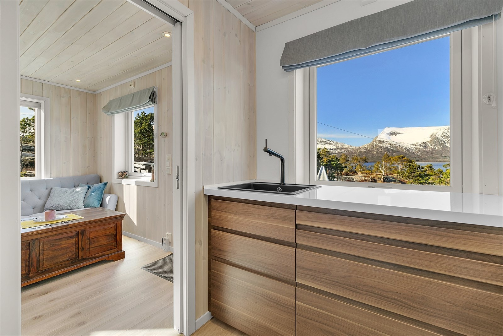 Fin utsikt fra kjøkkenvindu Galleribilde