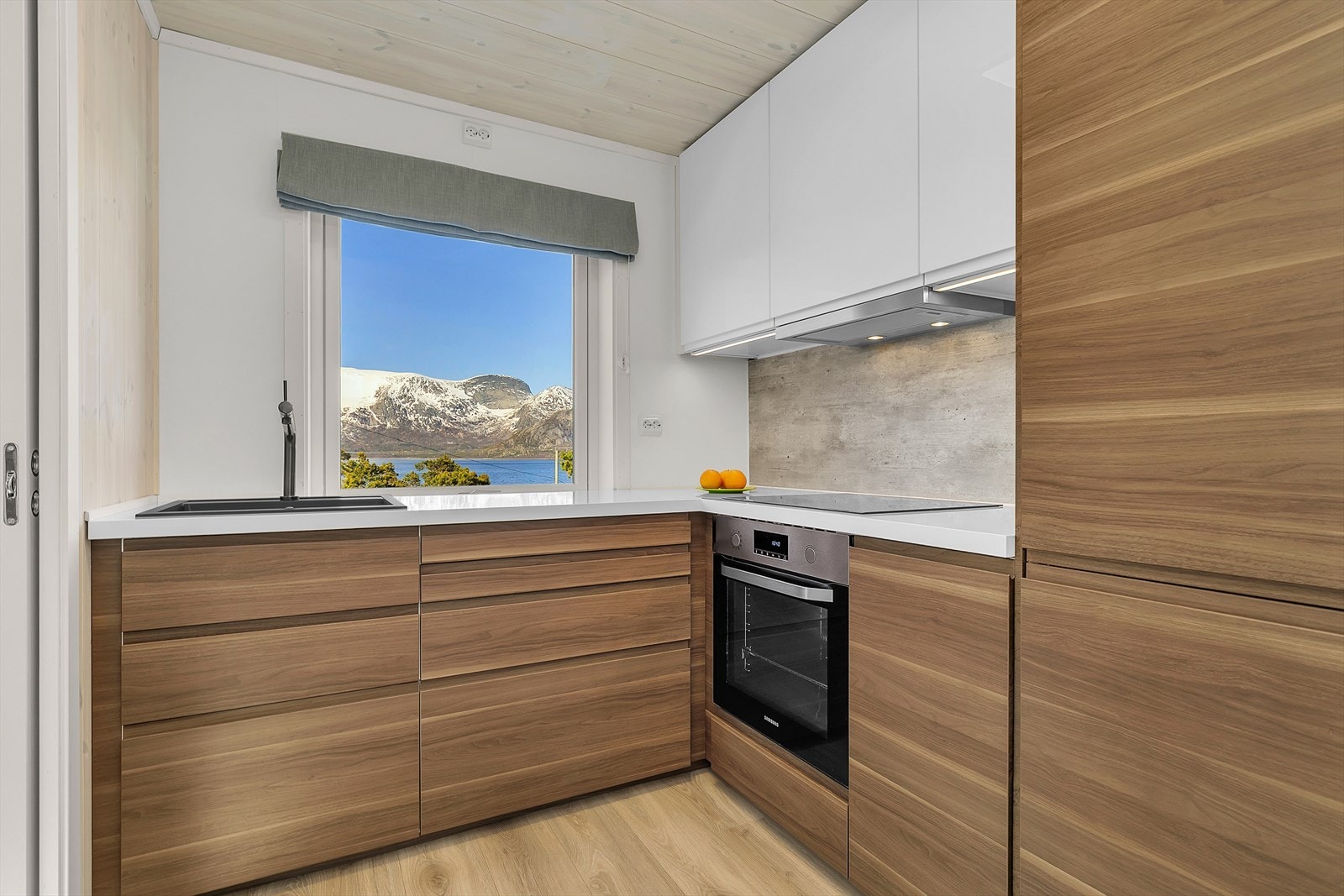 Kjøkkenet er utstyrt med Samsung stekeovn med pyrolyse, induksjon platetopp og helintegrert kjøl/fryseskap Galleribilde