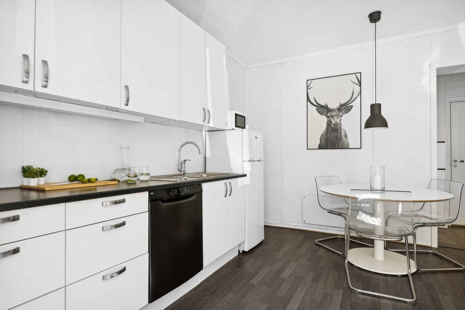 Kjøkkenet har integrert platetopp, stekeovn og ventilator. Galleribilde