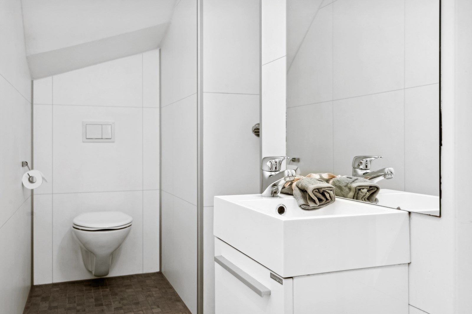 Baderommet har flis på gulv, våtromsplater på vegg og malt slett himling. Galleribilde