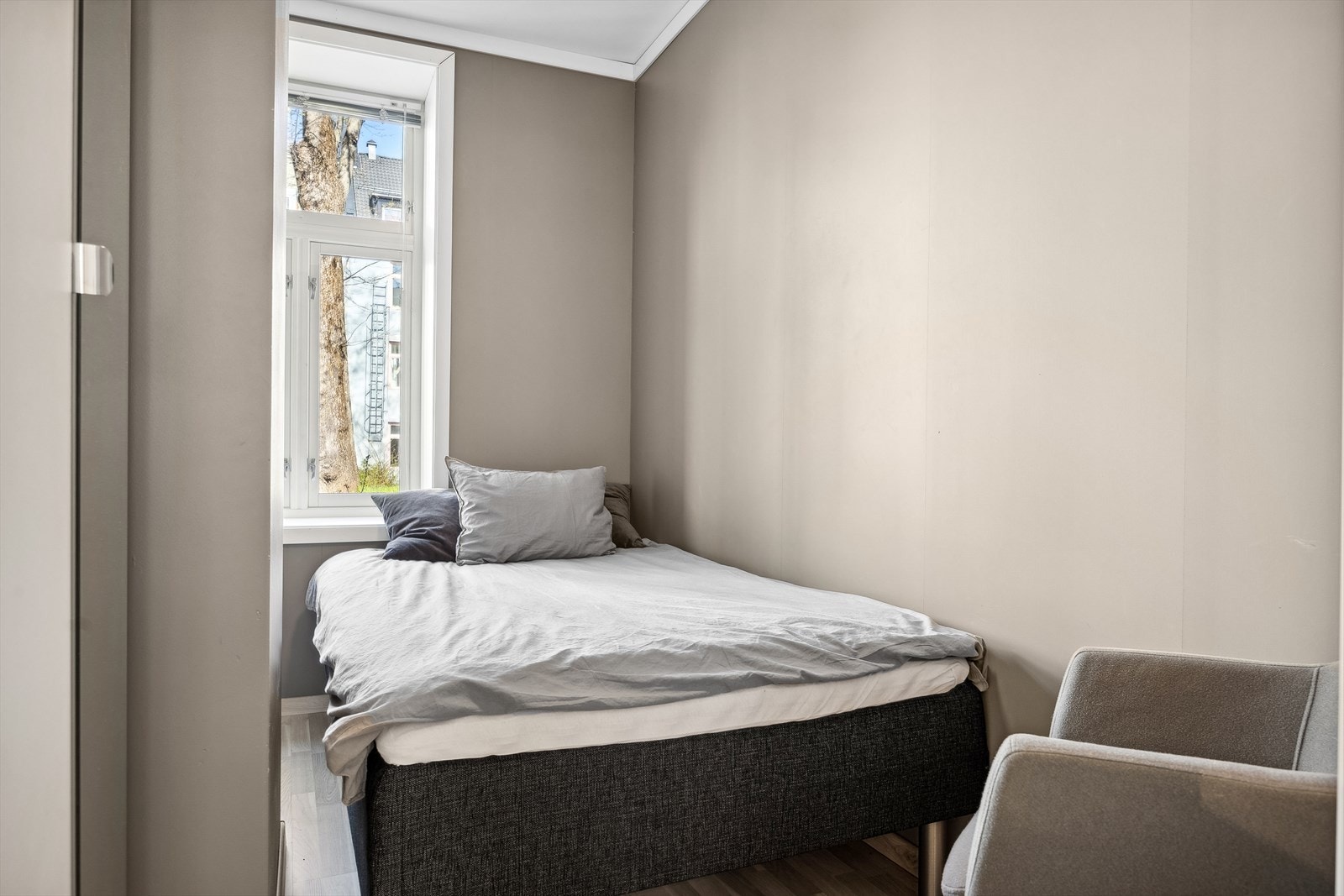 Soverommet ble pusset opp år 2021 og er ca 5,5 m². Galleribilde