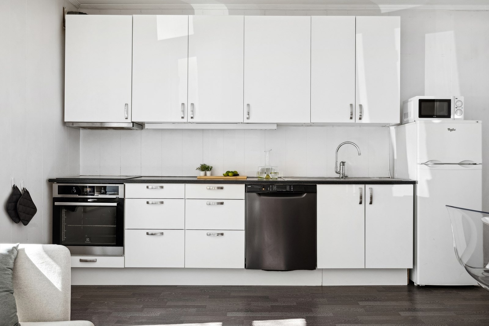 Kjøkkenet har rikelig med skap- og benkeplass og er fra år 2015. Galleribilde