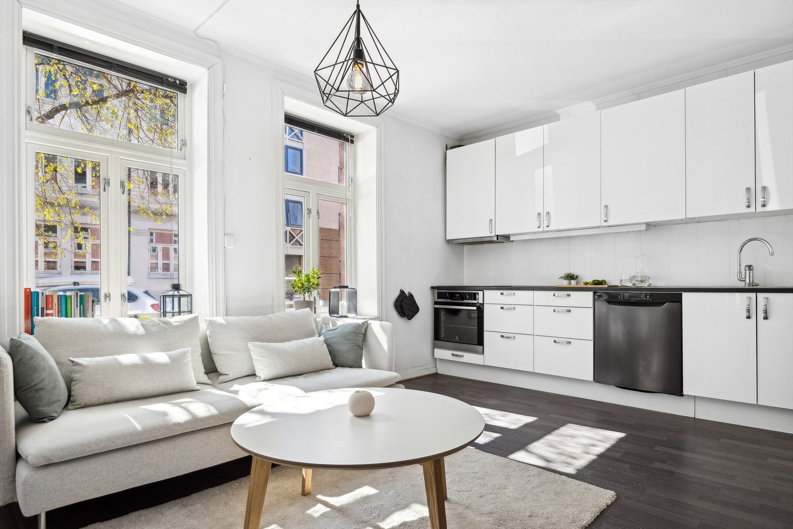 Leilighetens kjøkken har mye skap- og benkeplass. Galleribilde