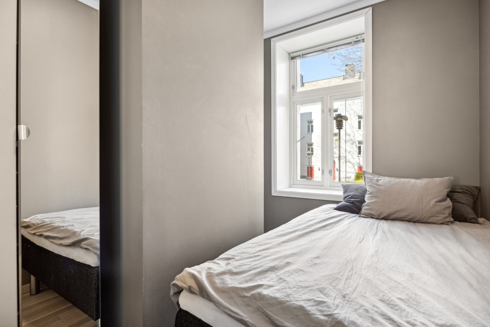 Soverommet har god plass til seng og garderobeskap. Galleribilde