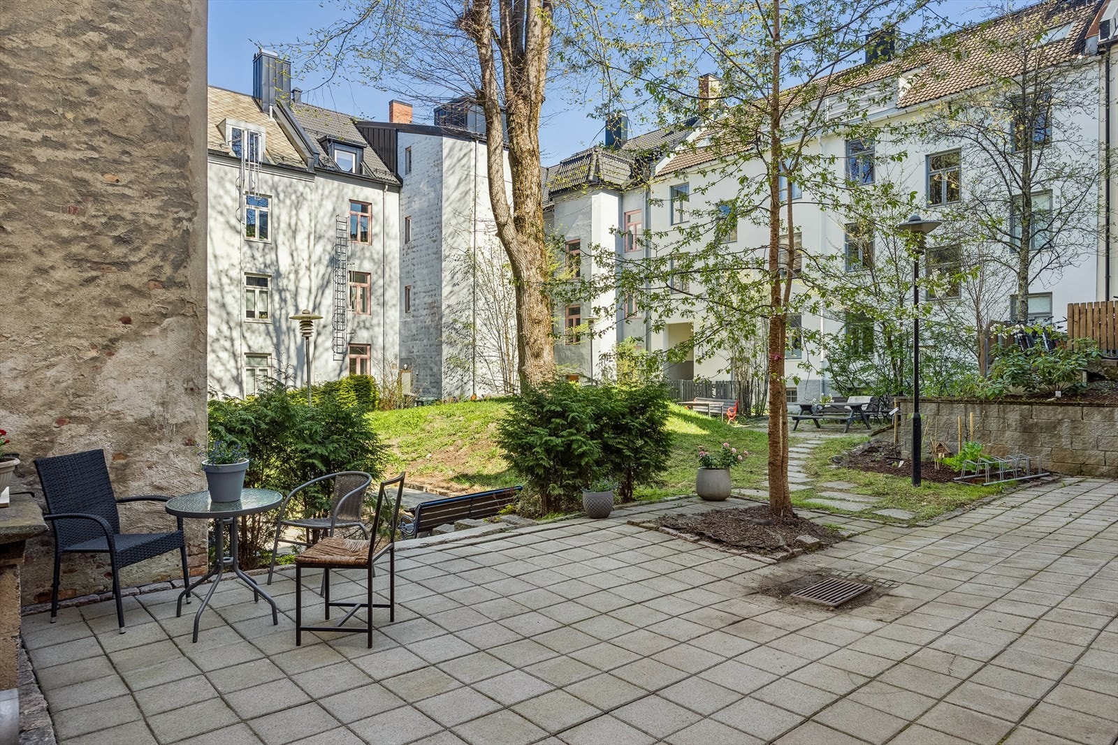 Sameiet har en felles eiendomstomt på ca 612 m² med en pent opparbeidet utesone i bakgården. Galleribilde