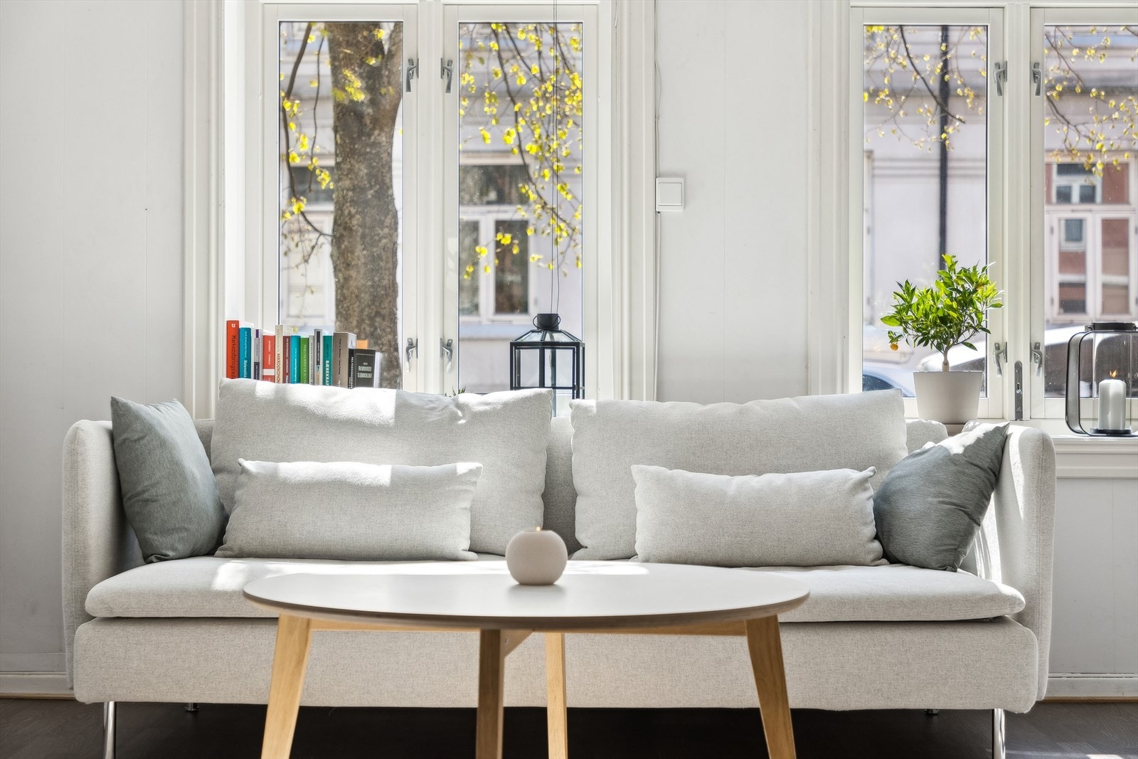 Leiligheten ligger i høy første etasje og har store vindusflater som gir mye naturlig lysinnslipp og bidrar til en behagelig romfølelse. Galleribilde