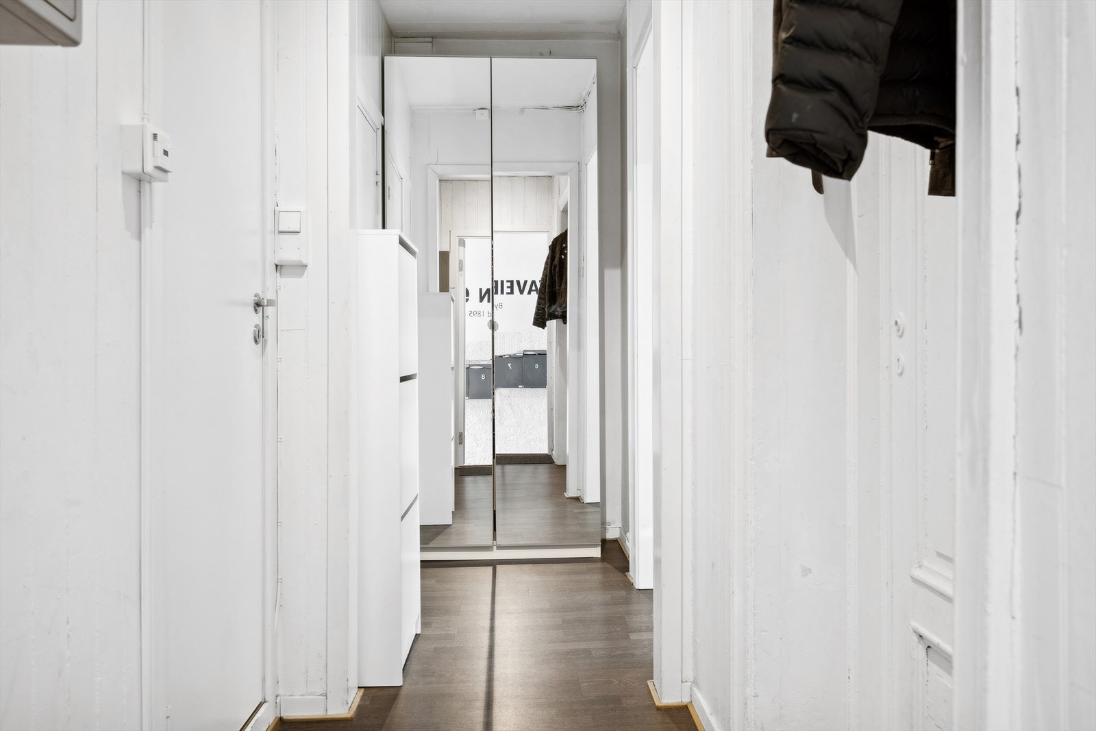 Entréen har garderobeskap med speilfronter samt knagger til ytterbekledning. Galleribilde