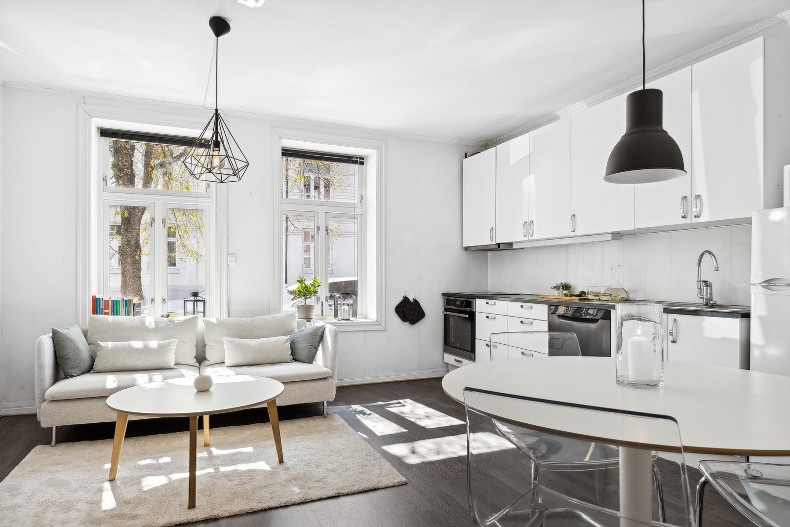 Stue og kjøkken er tilsammen ca 19,3 m². Galleribilde