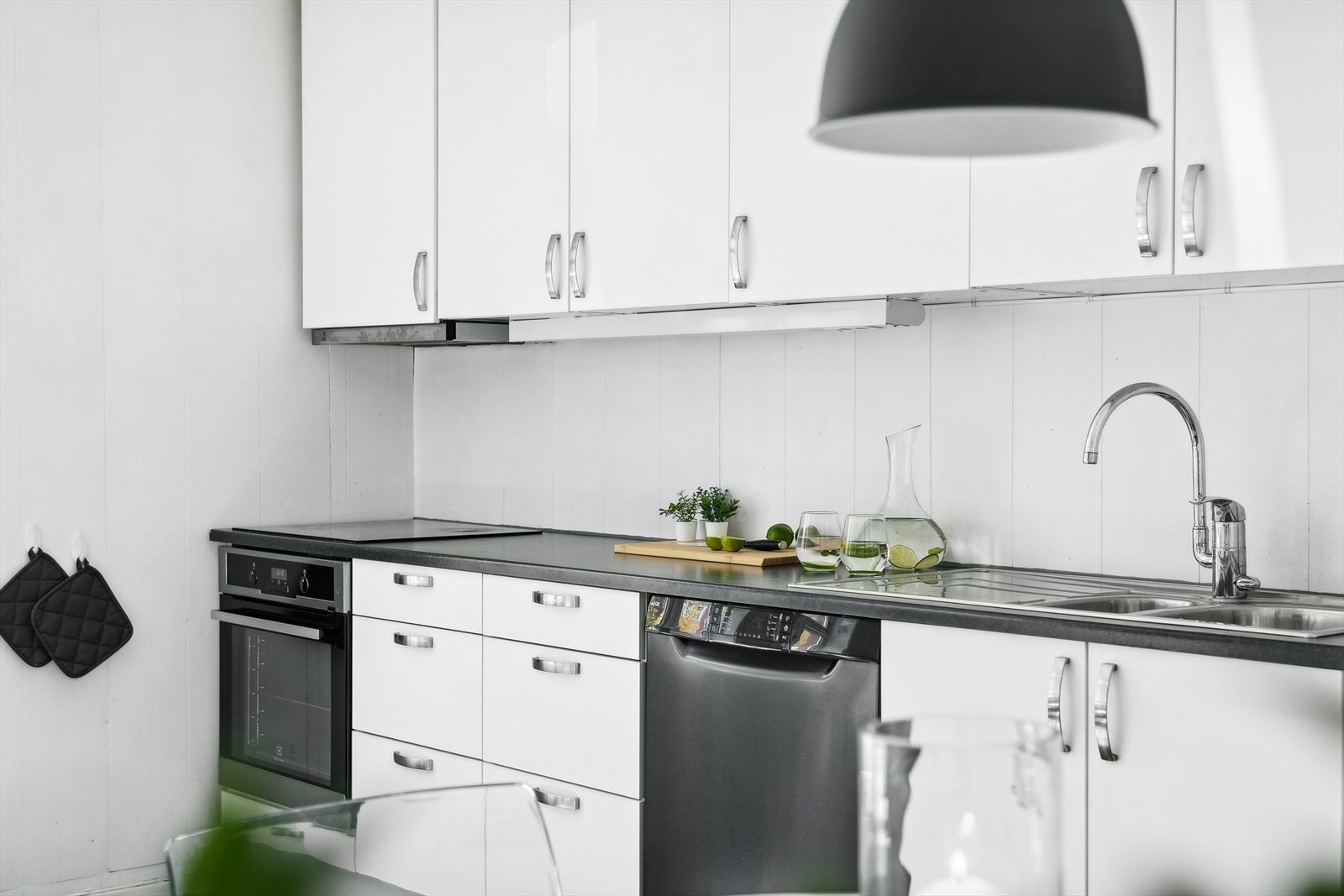 Kjøkkeninnredningen består av over- og underskap med folierte fronter og skrog. Laminat benkeplate med nedsenket oppvaskkum og platetopp. Galleribilde