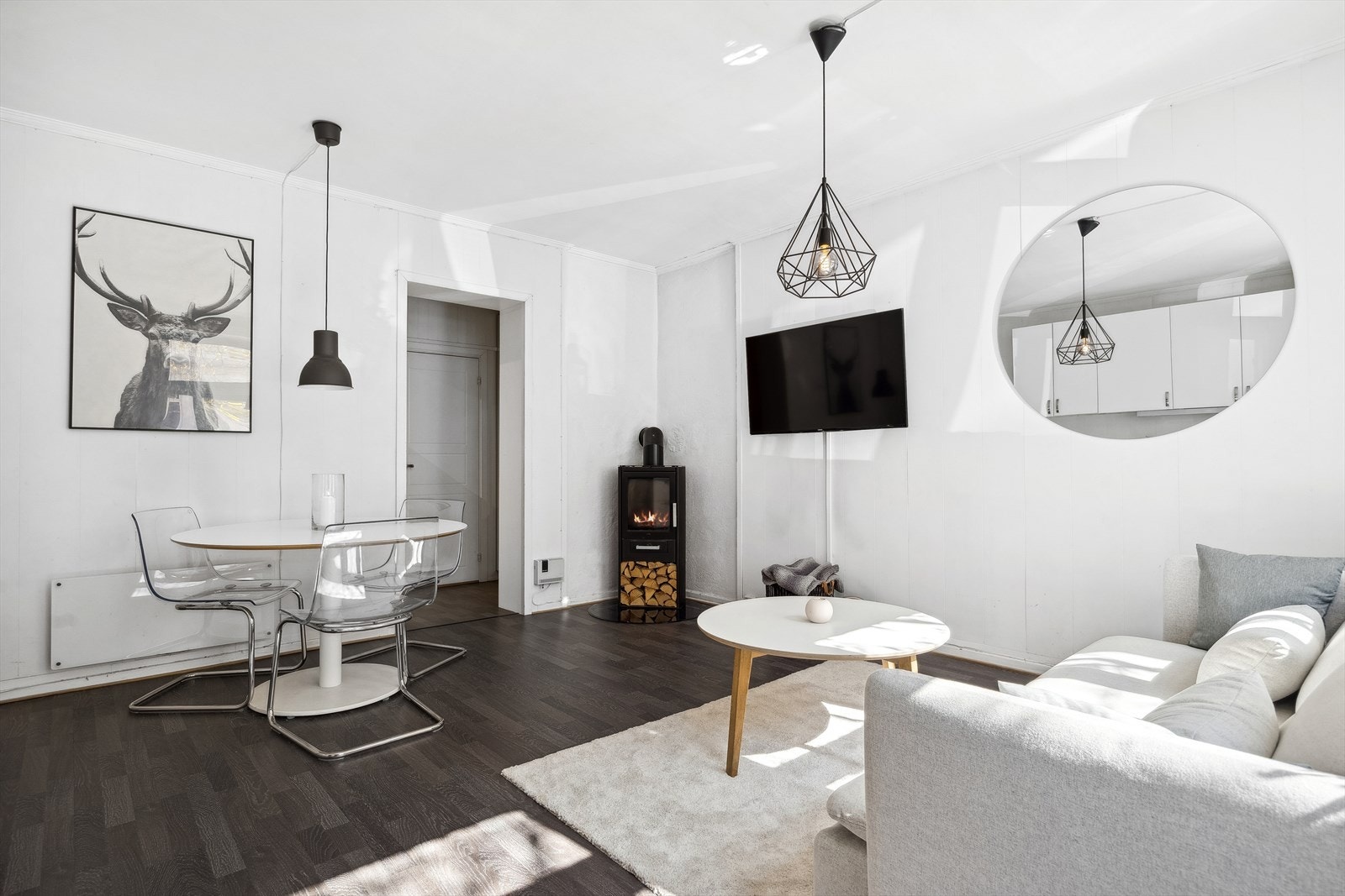 Spisebordet finner sin naturlige plassering ved kjøkkensonen. Galleribilde