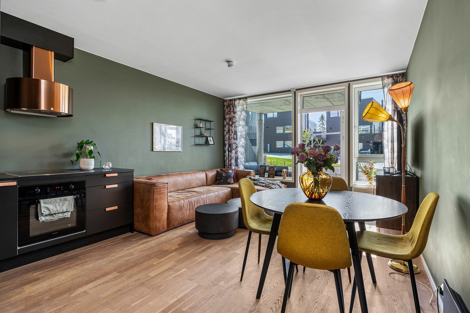 Fra stuen har du utgang til en solrik terrasse. Galleribilde