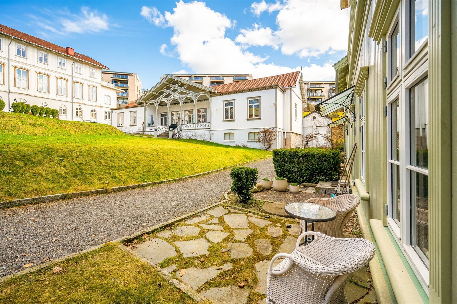 Privat steinstatt uteplass med plass til bord, stoler mm Galleribilde