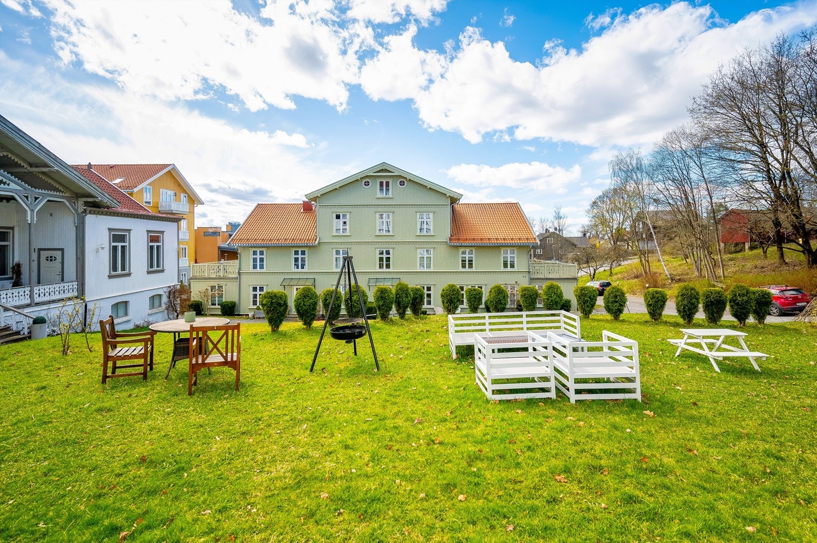 Bygget har flott velholdt fasade og pene grøntområder rundt boligen Galleribilde