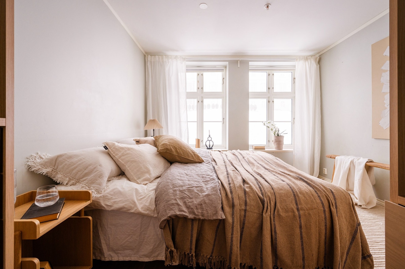 Flott lysinnslipp med to vinduer. Rolig beliggenhet Galleribilde