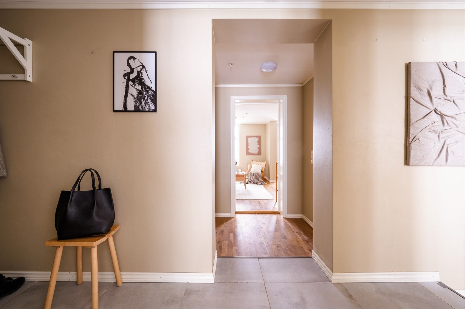 Romslig og pen entrè med flislagt gulv og varmekabler Galleribilde