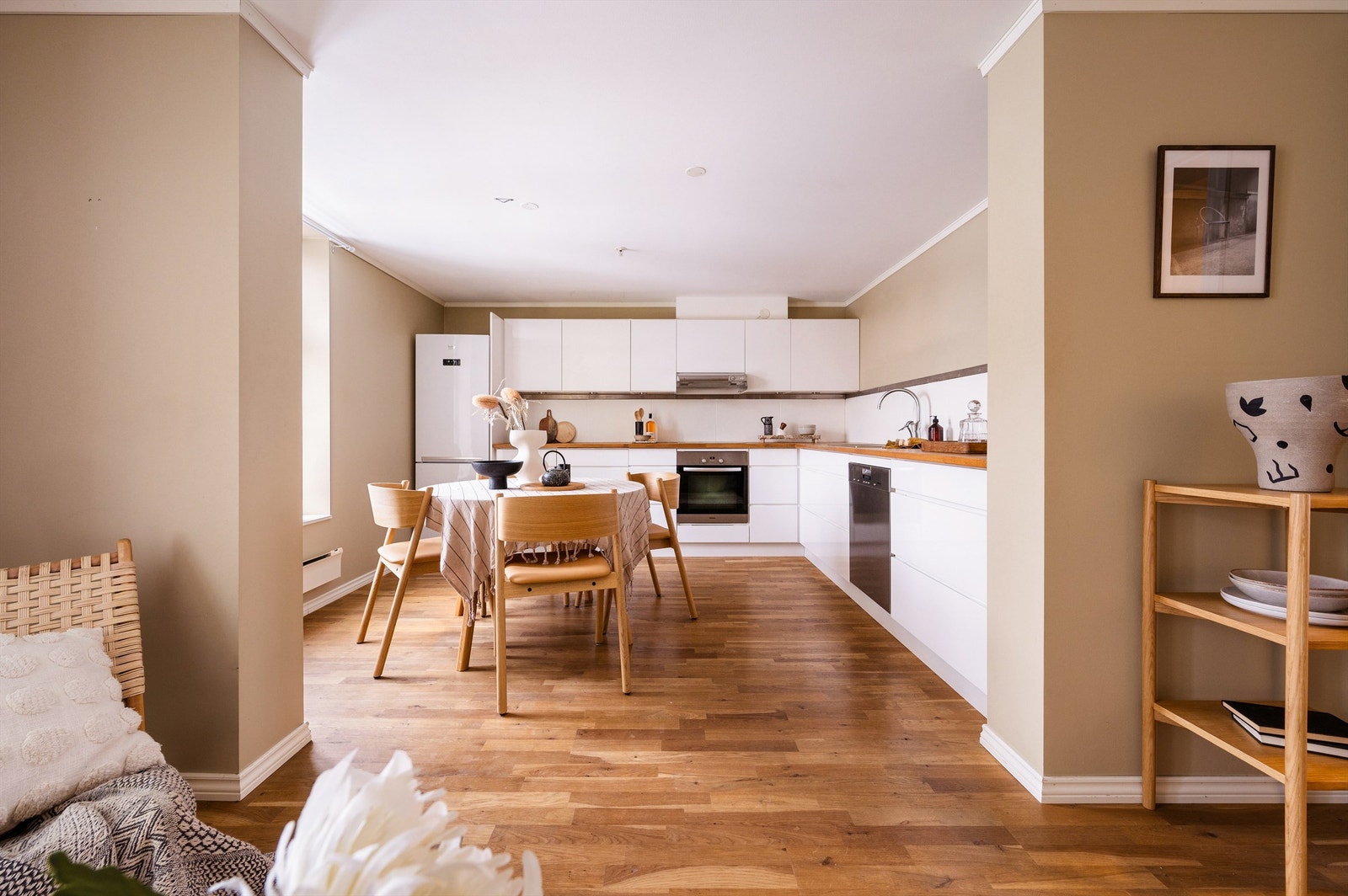 Kjøkkenet har naturlig plass til spisebord og bra med skap og benkeplass Galleribilde