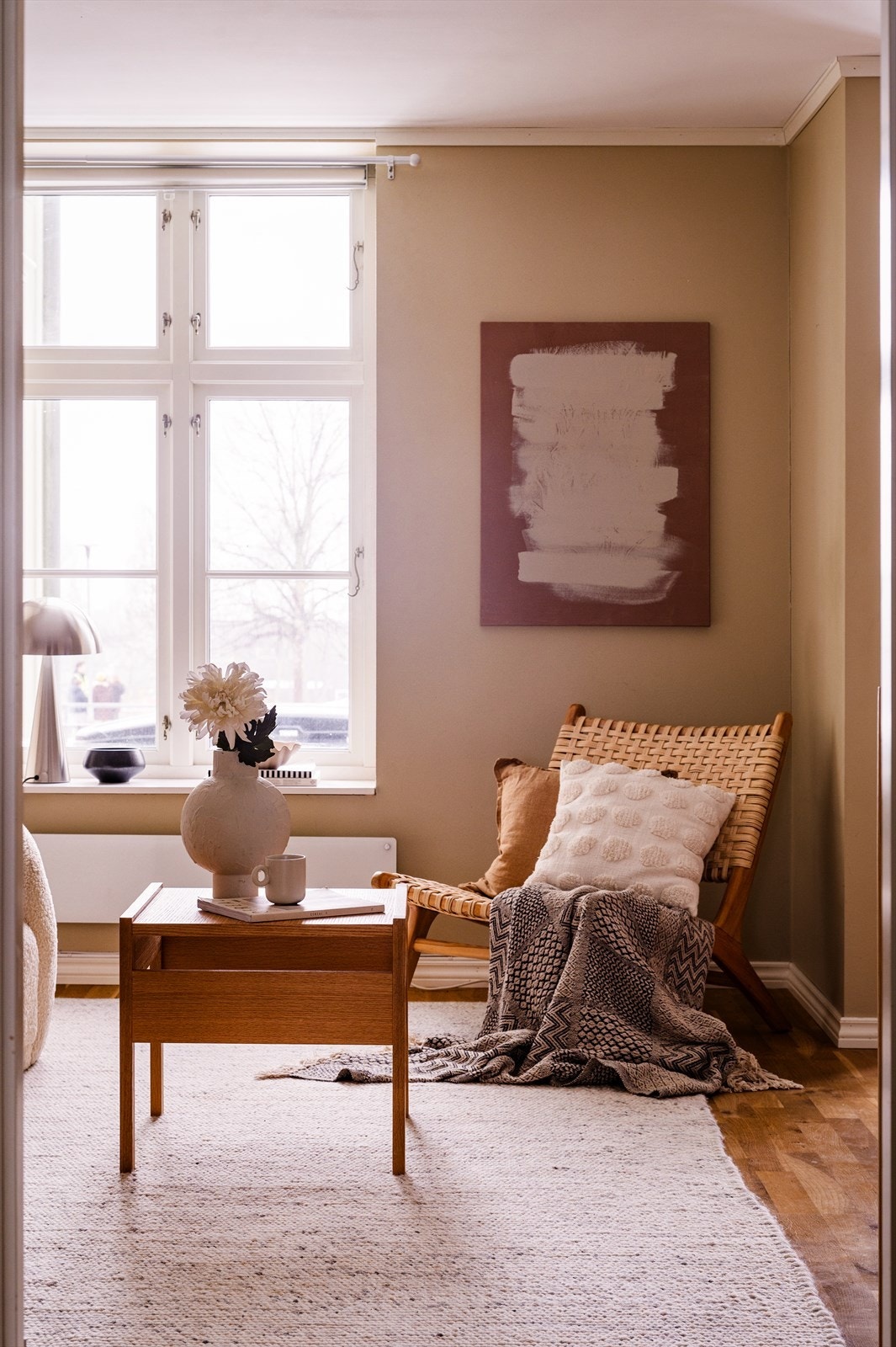 Store vinduer mye dype vinduskarmer bidrar til godt med naturlig lys Galleribilde