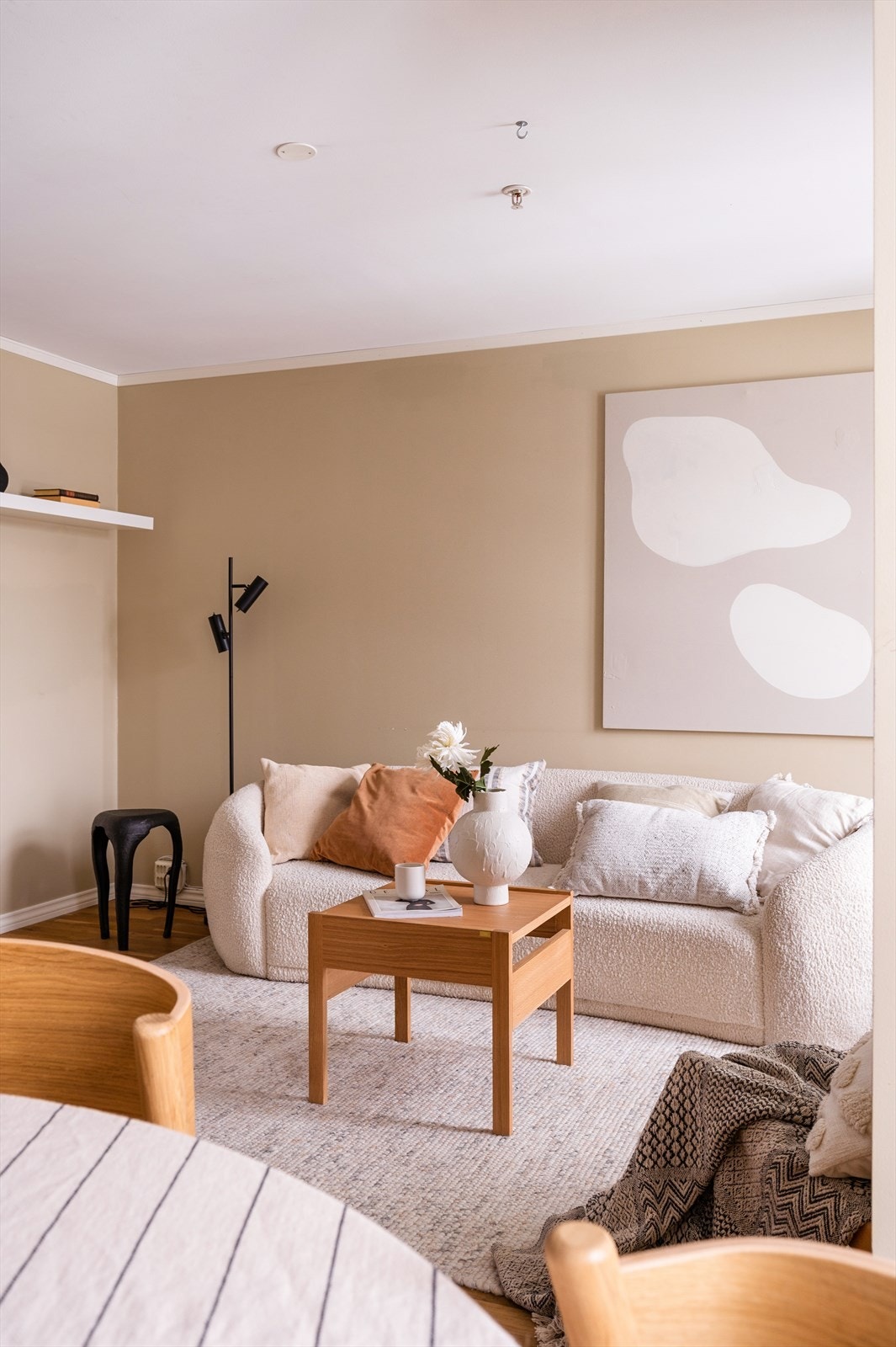 God plass til sofagruppe og spisebord Galleribilde