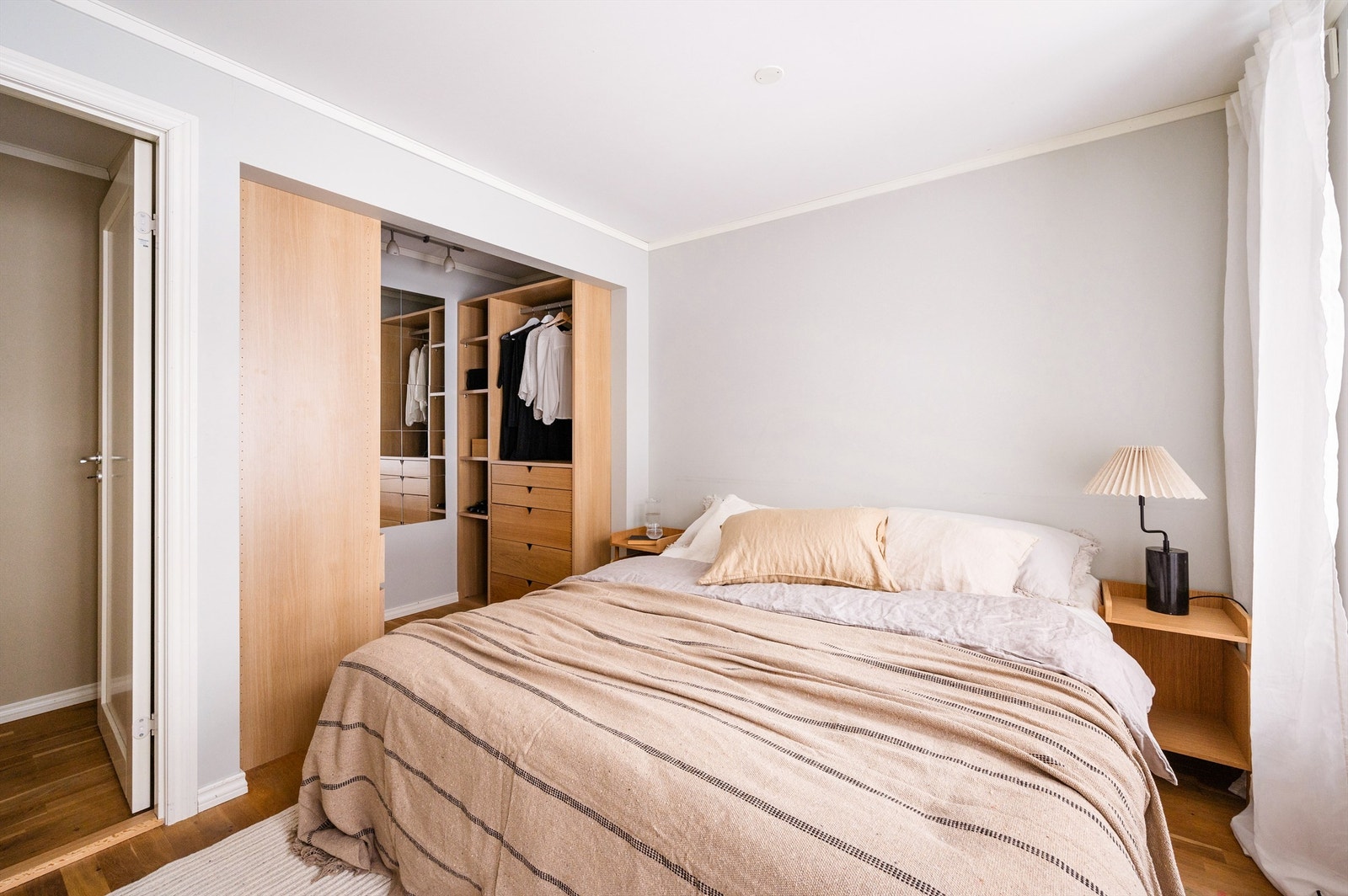 Rommet har også walk-in closet Galleribilde