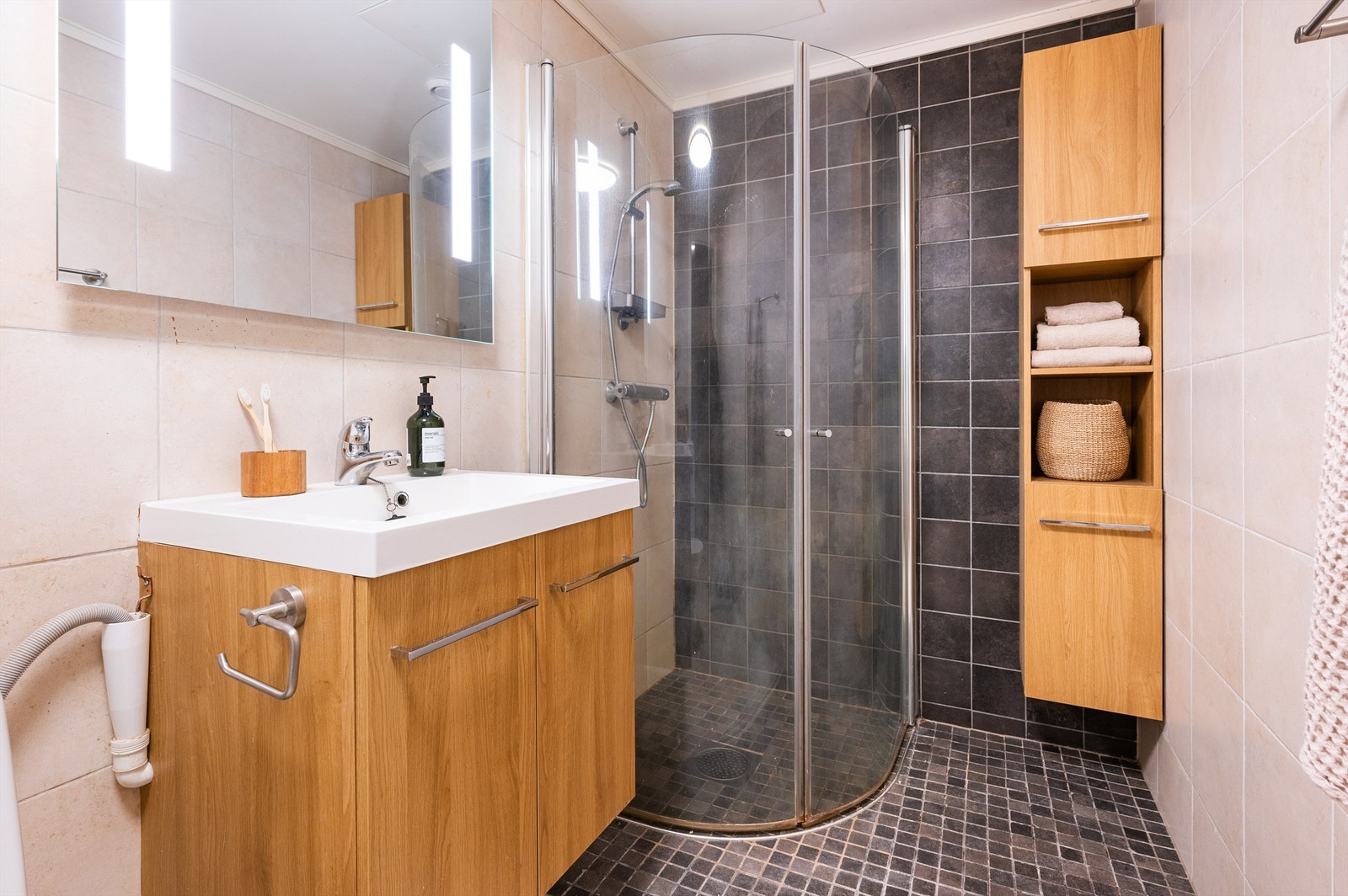 Pent flislagt baderom fra 2010 Galleribilde