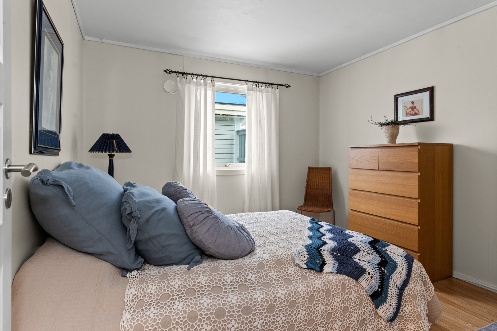 Hovedsoverommet i 1.etasje er romslig med god plass til garderobeløsning og tilhørende møblement Galleribilde