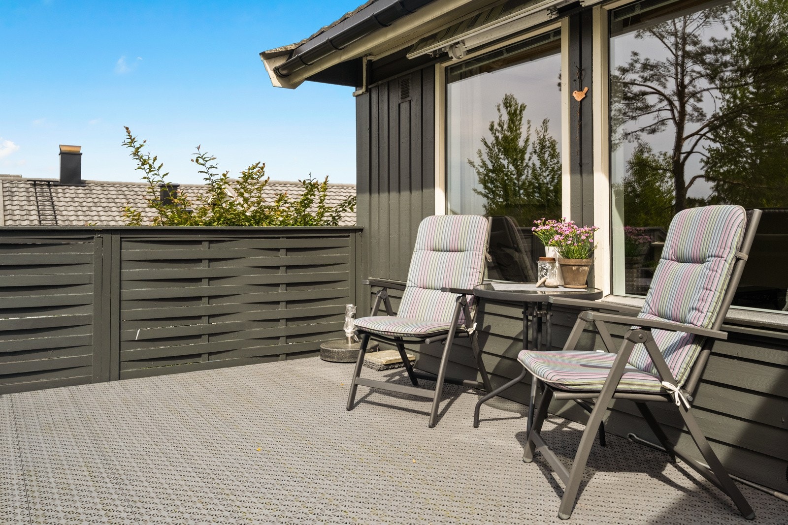 Uteplassen utgjør en naturlig sosial arena i hjemmet og har en usjenert beliggenhet uten innsyn Galleribilde