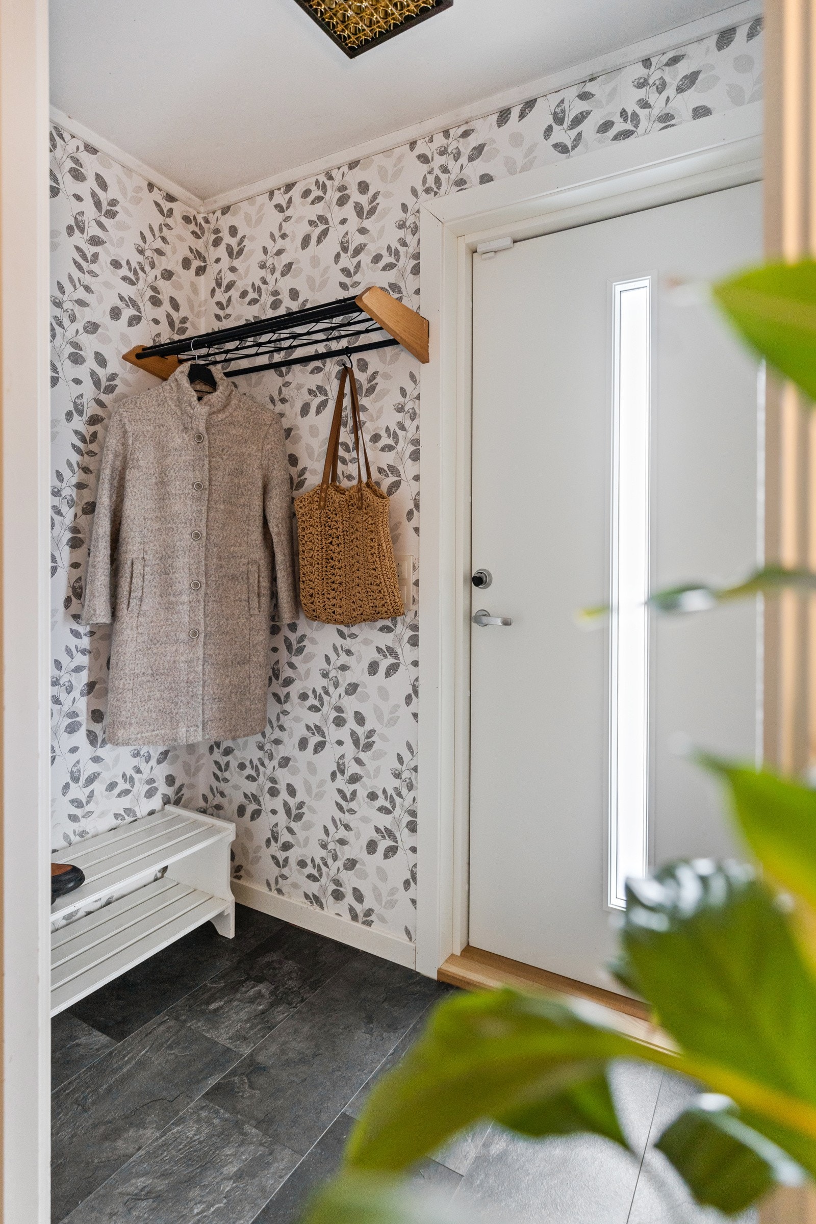 Her kan man lett organisere nødvendigheter på en ryddig måte, klar for familielivet som utfolder seg videre innenfor døren Galleribilde