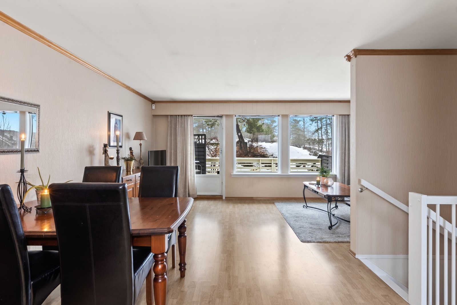 Det er god plass til både sofagruppe og spisebord, noe som understøtter rommets evne til å huse familie og venner Galleribilde