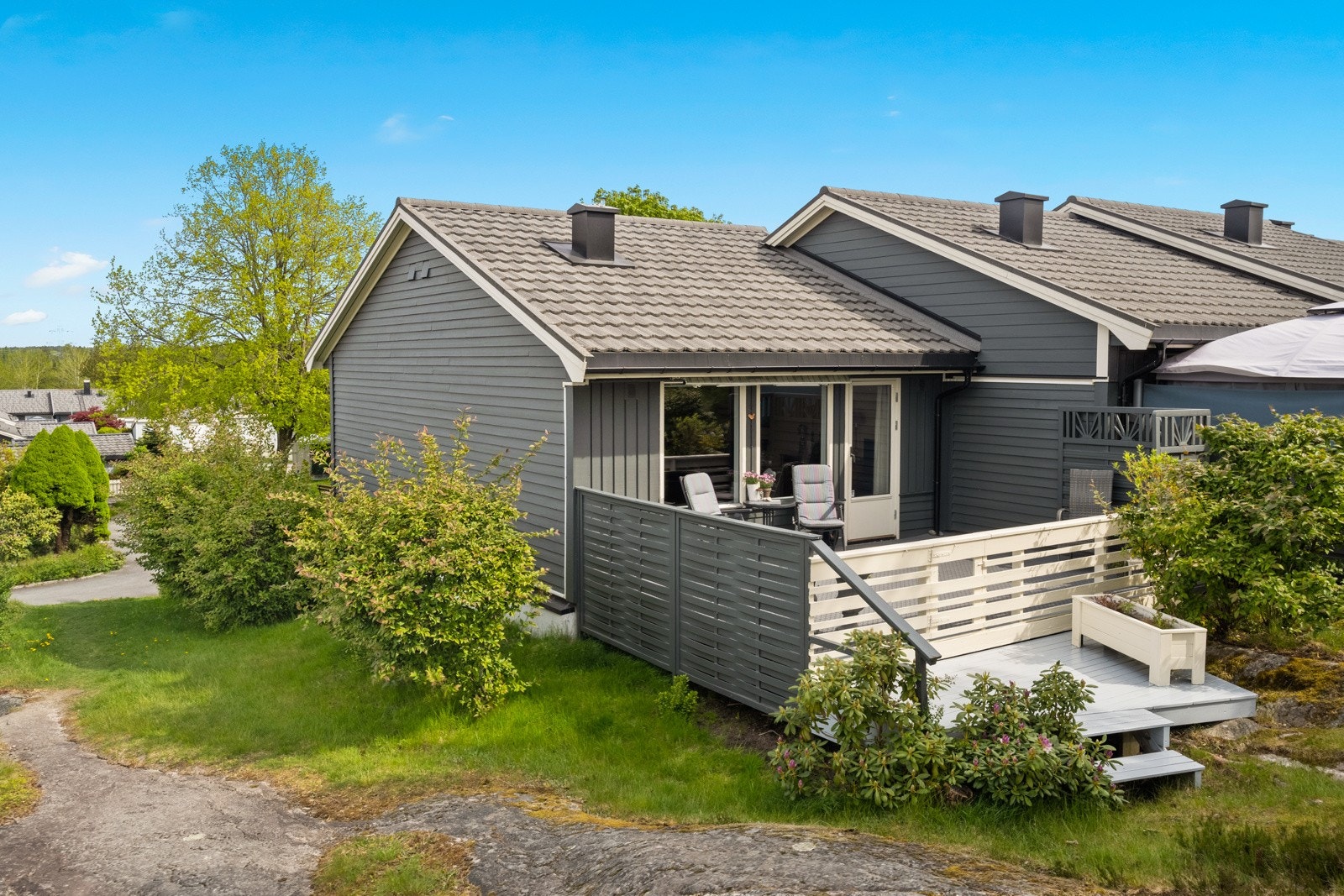 Et koselig rekkehus med garasje og flere solrike uteplasser Galleribilde