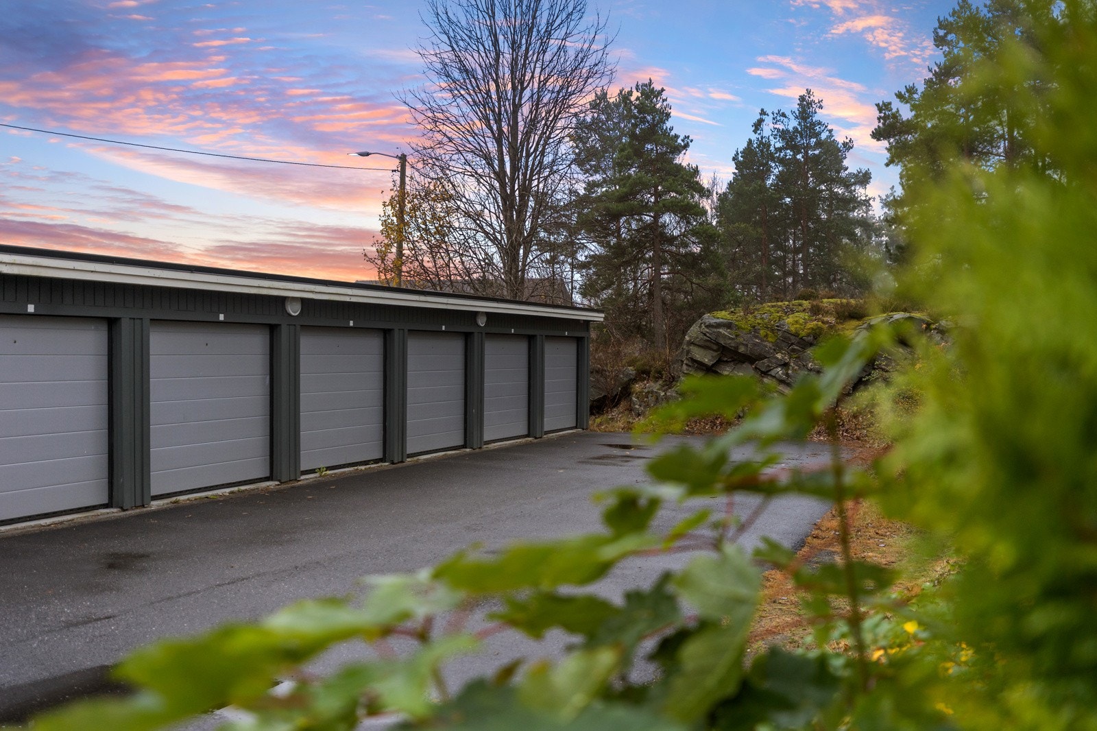 Andelen disponerer tlhørende garasjeplass som ligger rett opp bakken fra boligen Galleribilde