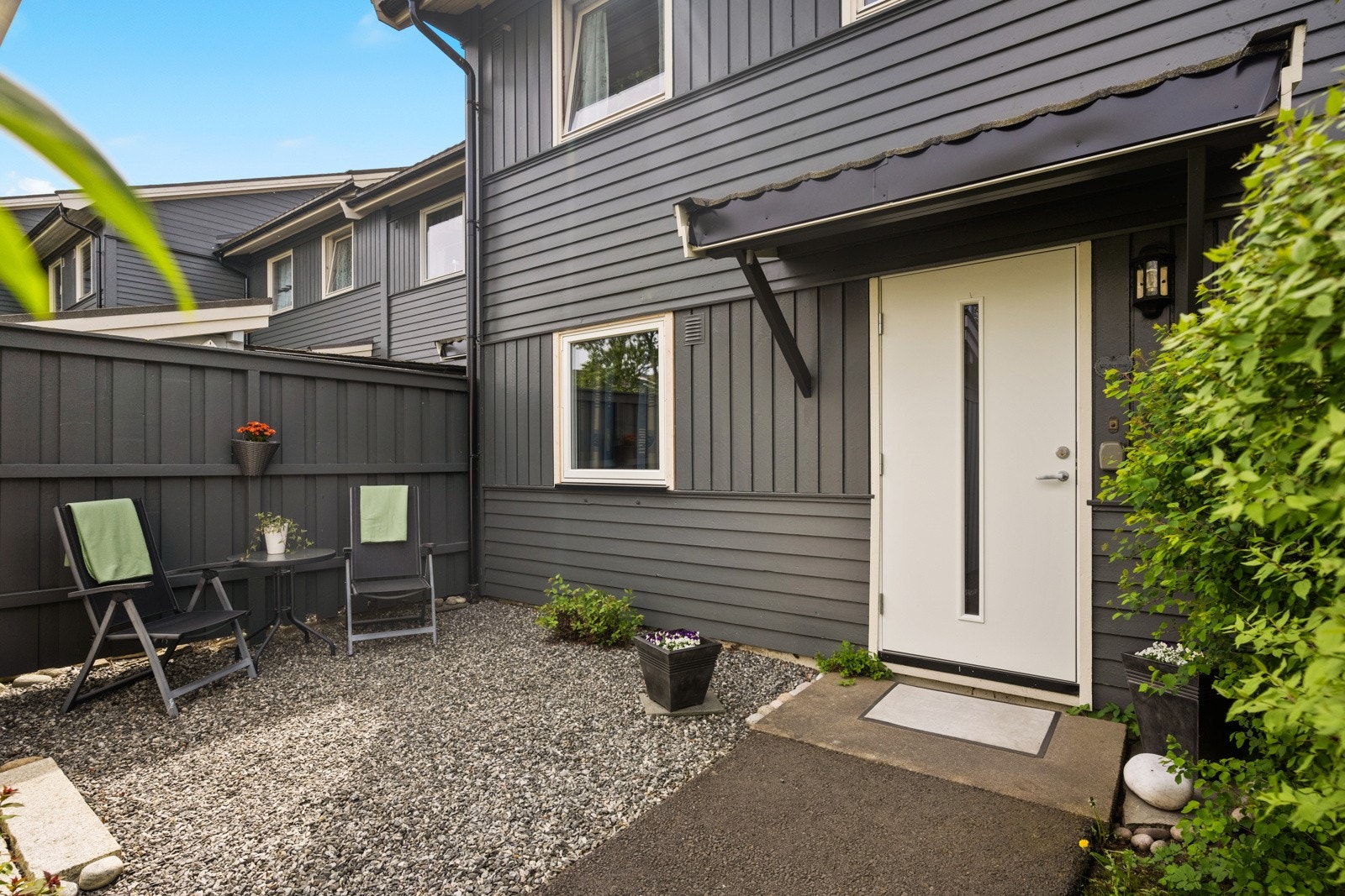 Det er uteplasser på begge sider av boligen - begge med usjenert beliggenhet Galleribilde