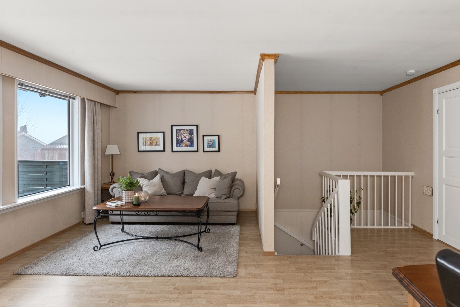 Stuen har direkte utgang til solrik sydvestvendt terrasse på 20 m² Galleribilde