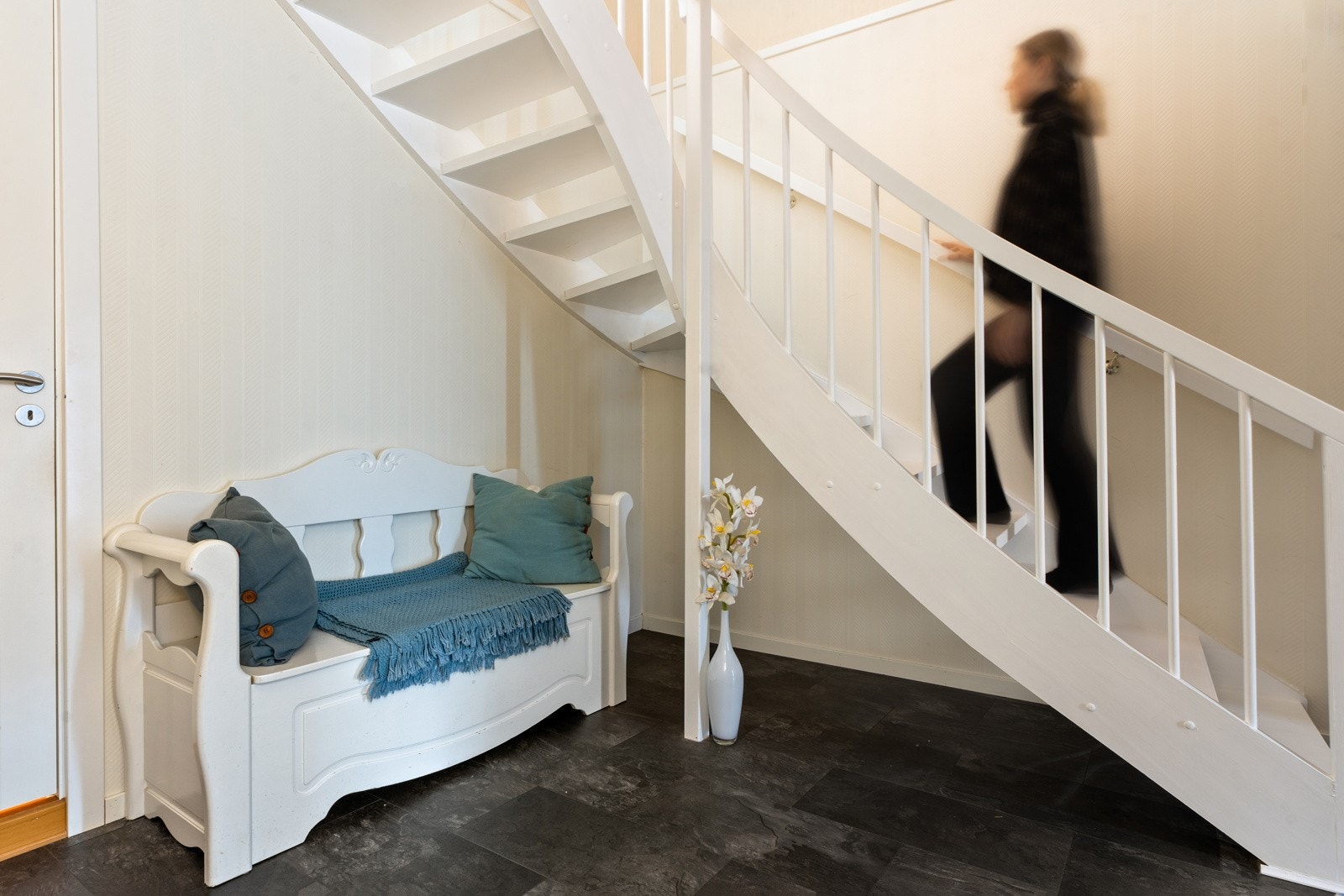 Denne innholdsrike boligen strekker seg over to etasjer og tilbyr en praktisk og gjennomtenkt planløsning som passer perfekt for familier Galleribilde