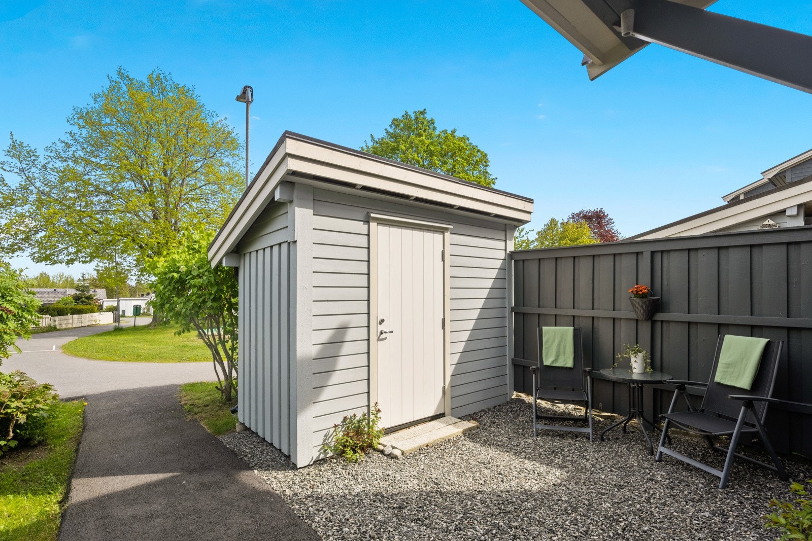 Den utvendige boden på 5 m² er praktisk plassert rett utenfor døren Galleribilde