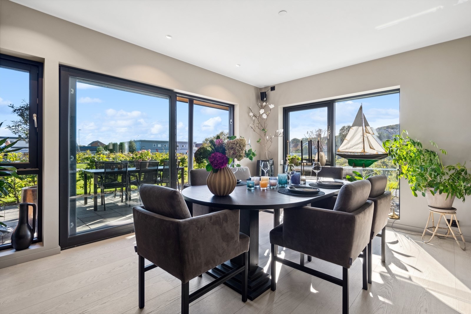 Det er god plass til en stor spisestue. Galleribilde