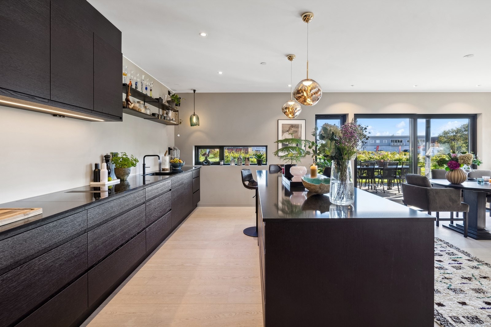 Stuen og kjøkkenet er samlet i en åpen og sosial løsning. Galleribilde