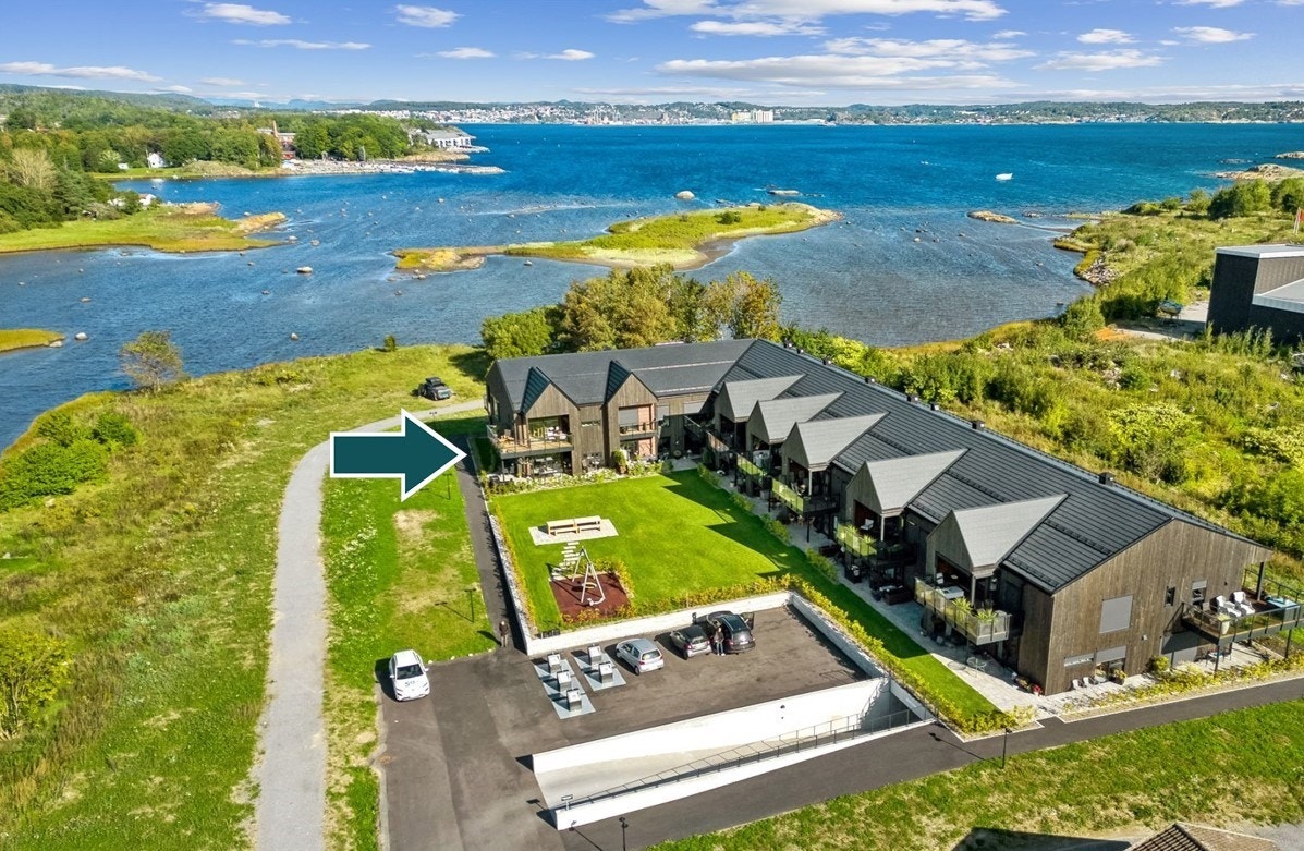 Stavern er kjent for sine fantastiske tur- og rekreasjonsmuligheter, spesielt langs Kyststien som byr på vakre naturopplevelser. Byen har også et rikt kulturliv, med blant annet påskeutstillinger i Leieren som trekker mange besøkende. Galleribilde