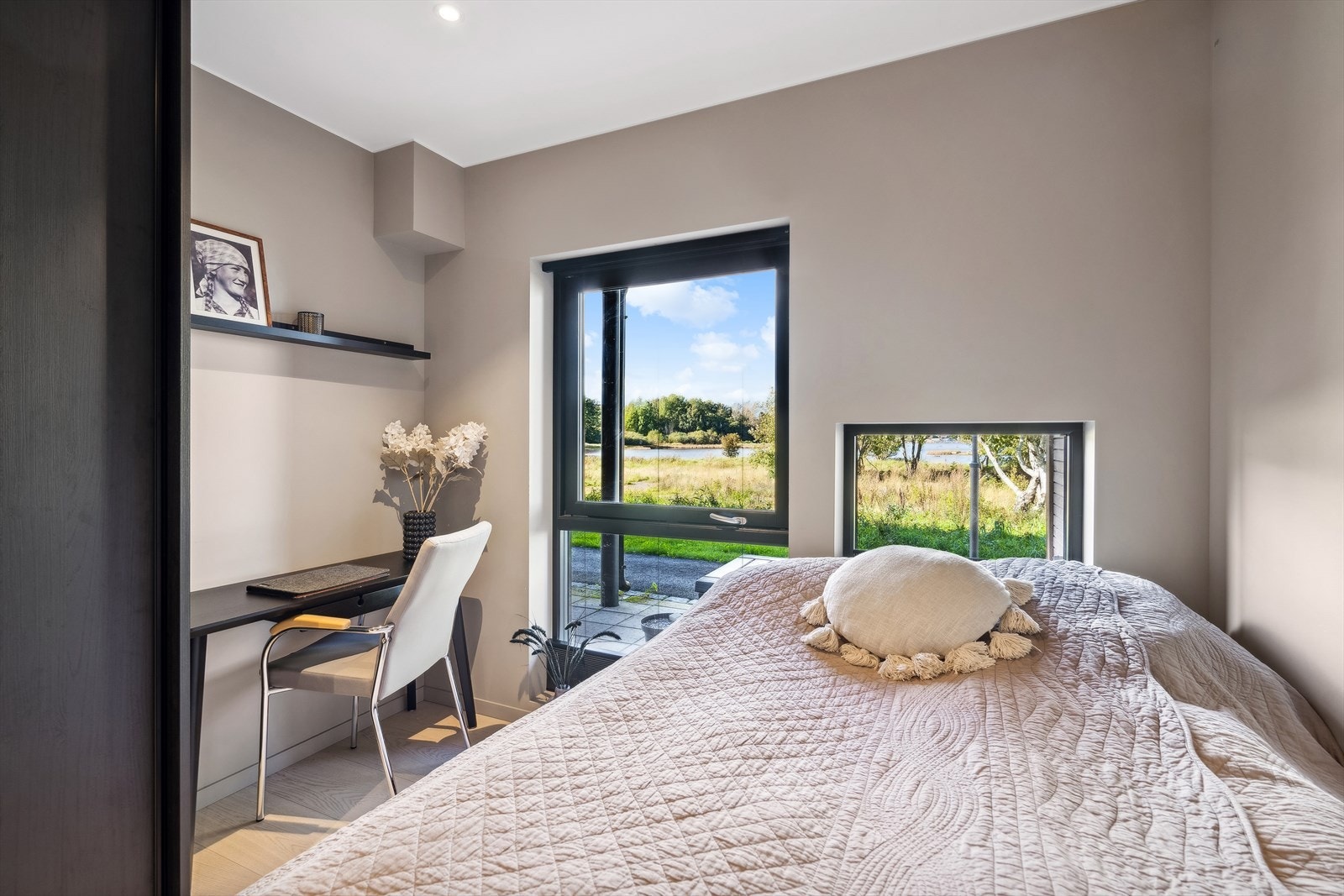 Soverom 3 med sjøutsikt. Galleribilde