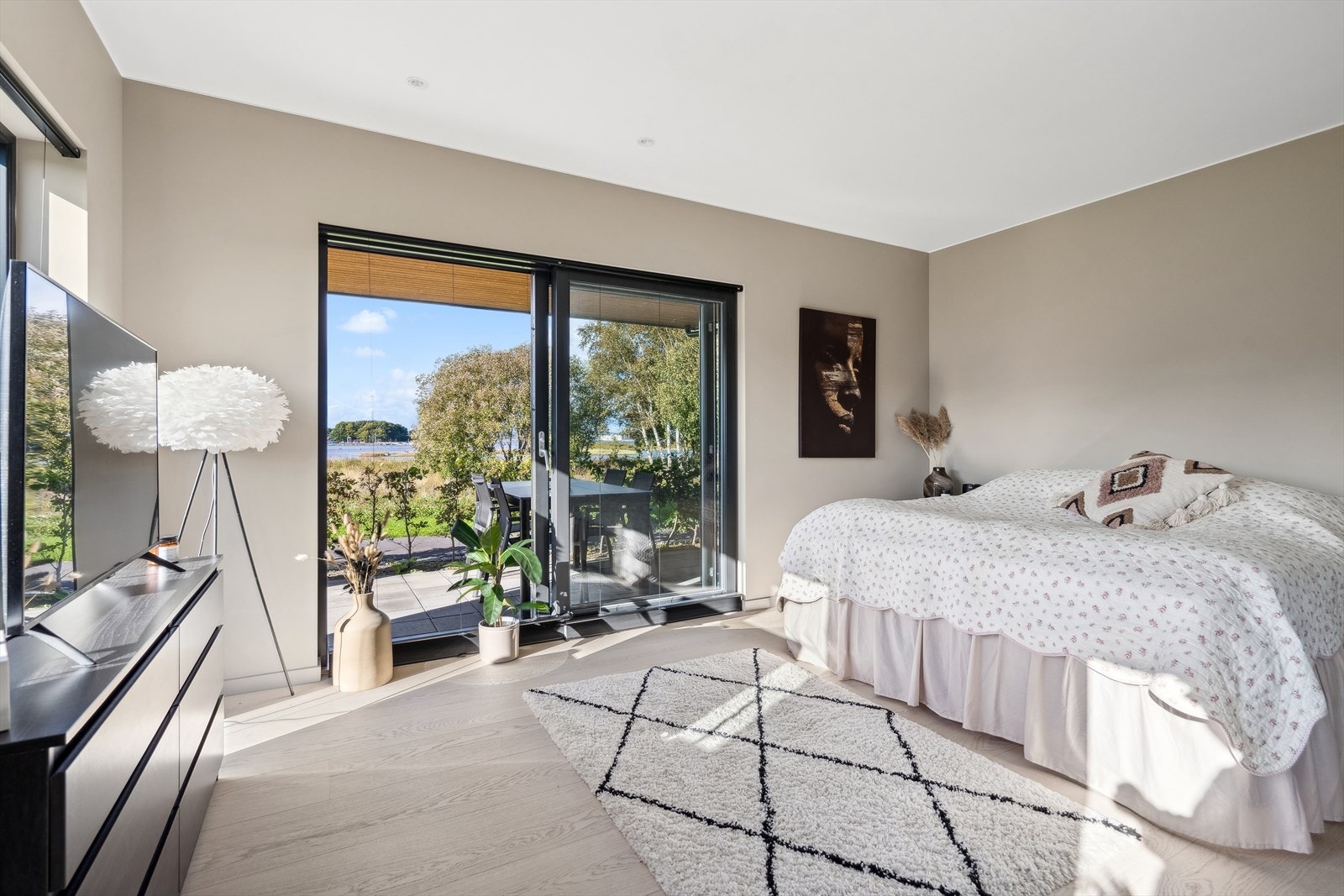 Stort soverom av svært god størrelse som også kan benyttes som ekstra stue. God plass til dobbeltseng og evt. annen ønsket møblering. Sjøutsikt og skyvedør til terrasse. Galleribilde