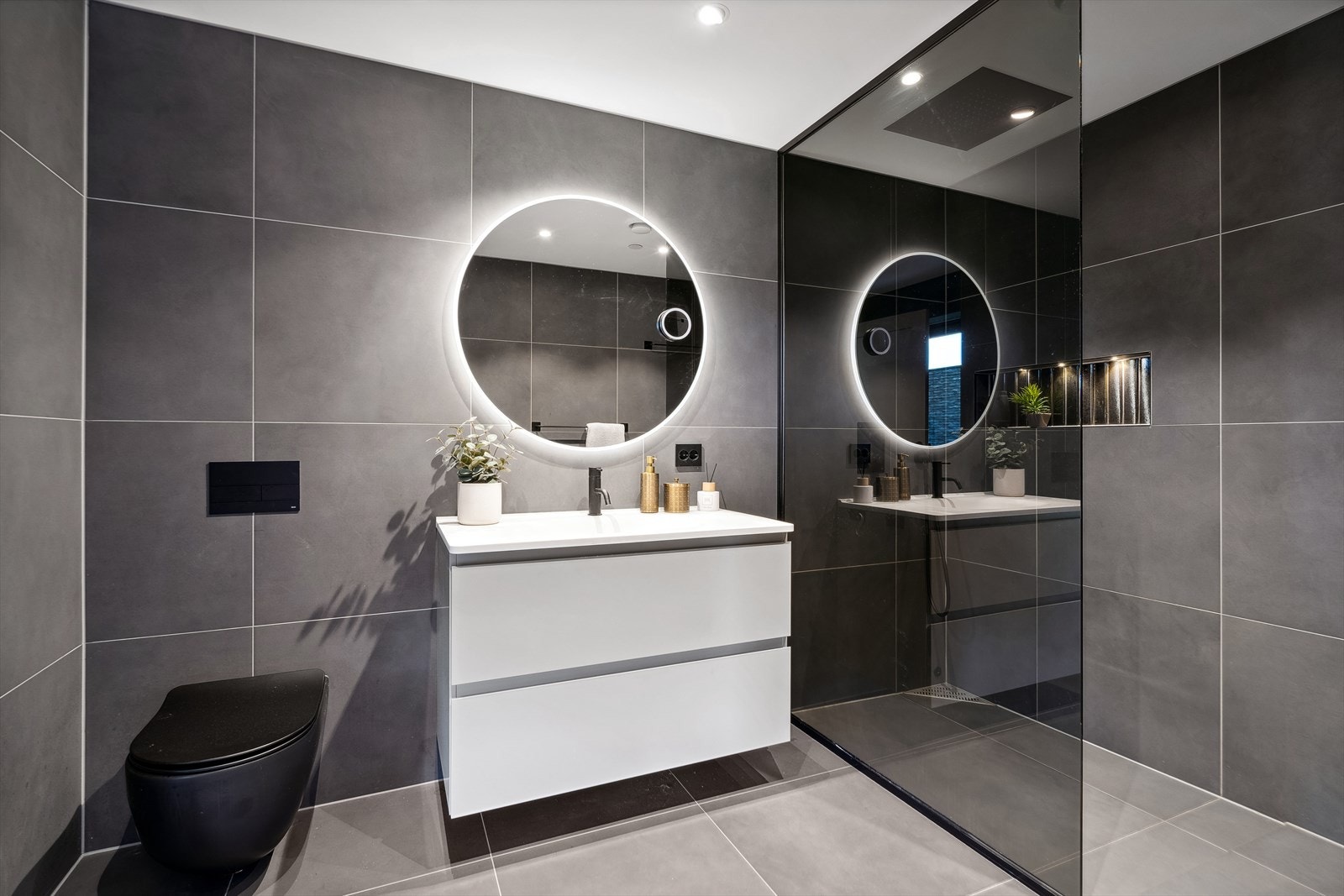 Baderom i tilknytning til hovedsoverom Galleribilde