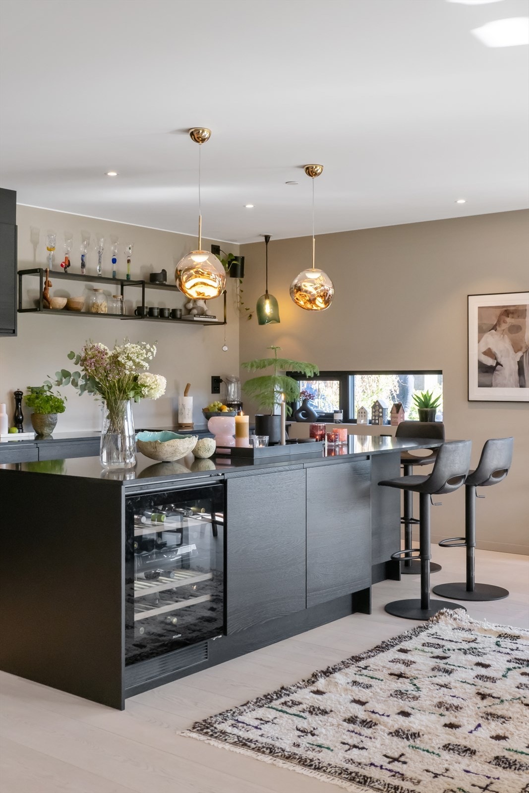 Kjøkkenet har integrerte hvitevarer og en praktisk og lekker kjøkkenøy, som byr på både sitteplass, ekstra benke- og oppbevaringsplass og vinskap. Galleribilde