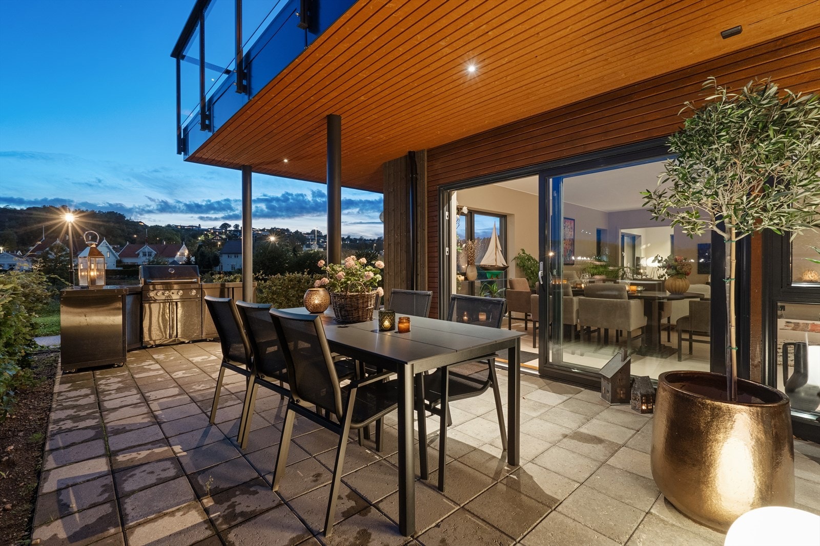 Leiligheten har en terrasse utenfor stuen på hele 63 kvm, her er det god plass til møblering i flere soner. Galleribilde