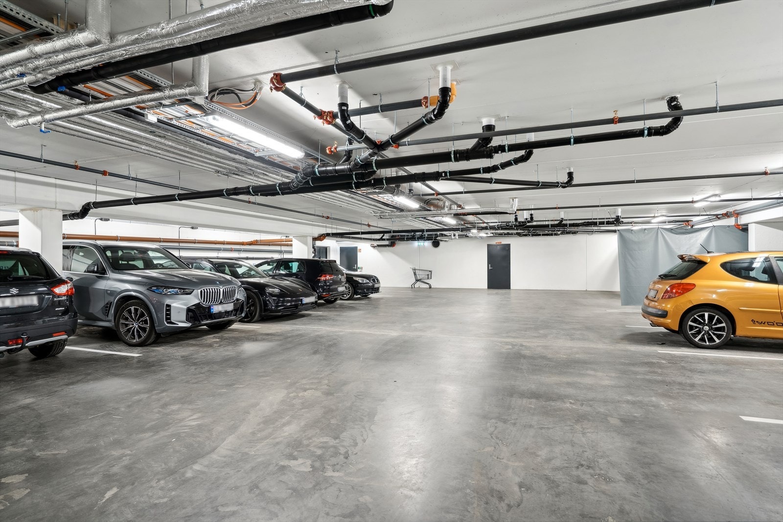 Hele 3 garasjeplasser i garasjeanlegg følger leiligheten - merket 13 , 14 og 15 . Montert to stk ladestasjoner for el.bil. Galleribilde