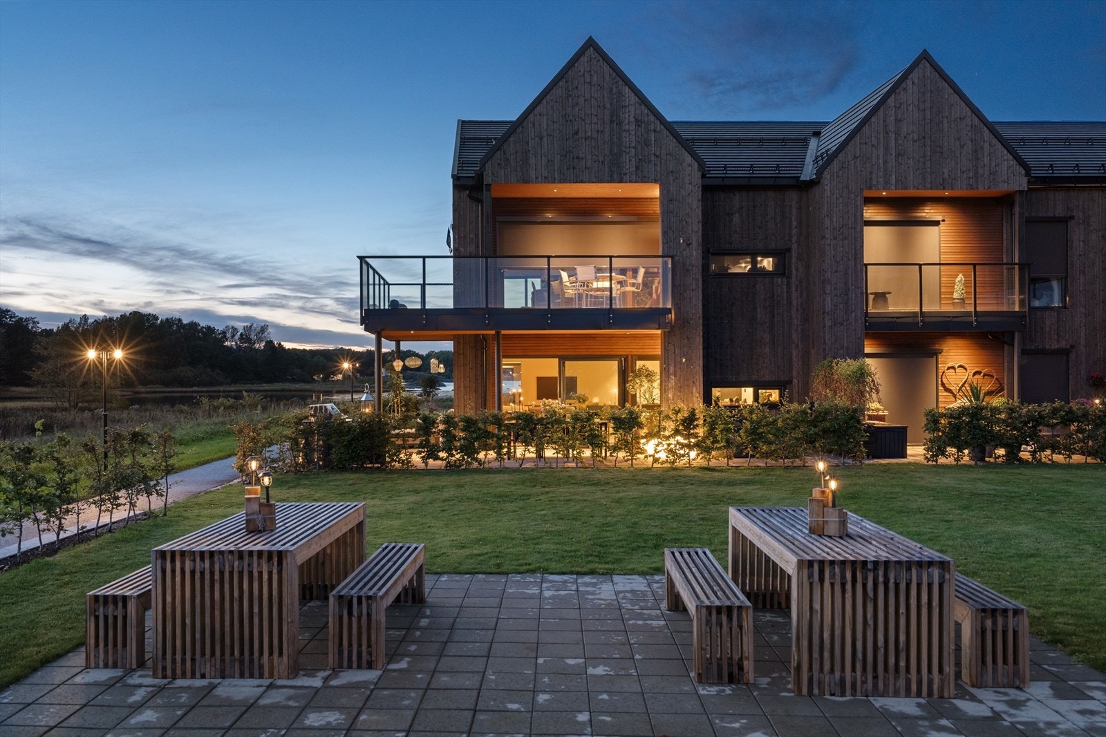 Velkommen til Alkeveien 16 - Kveldsstemning i vannkanten. Galleribilde