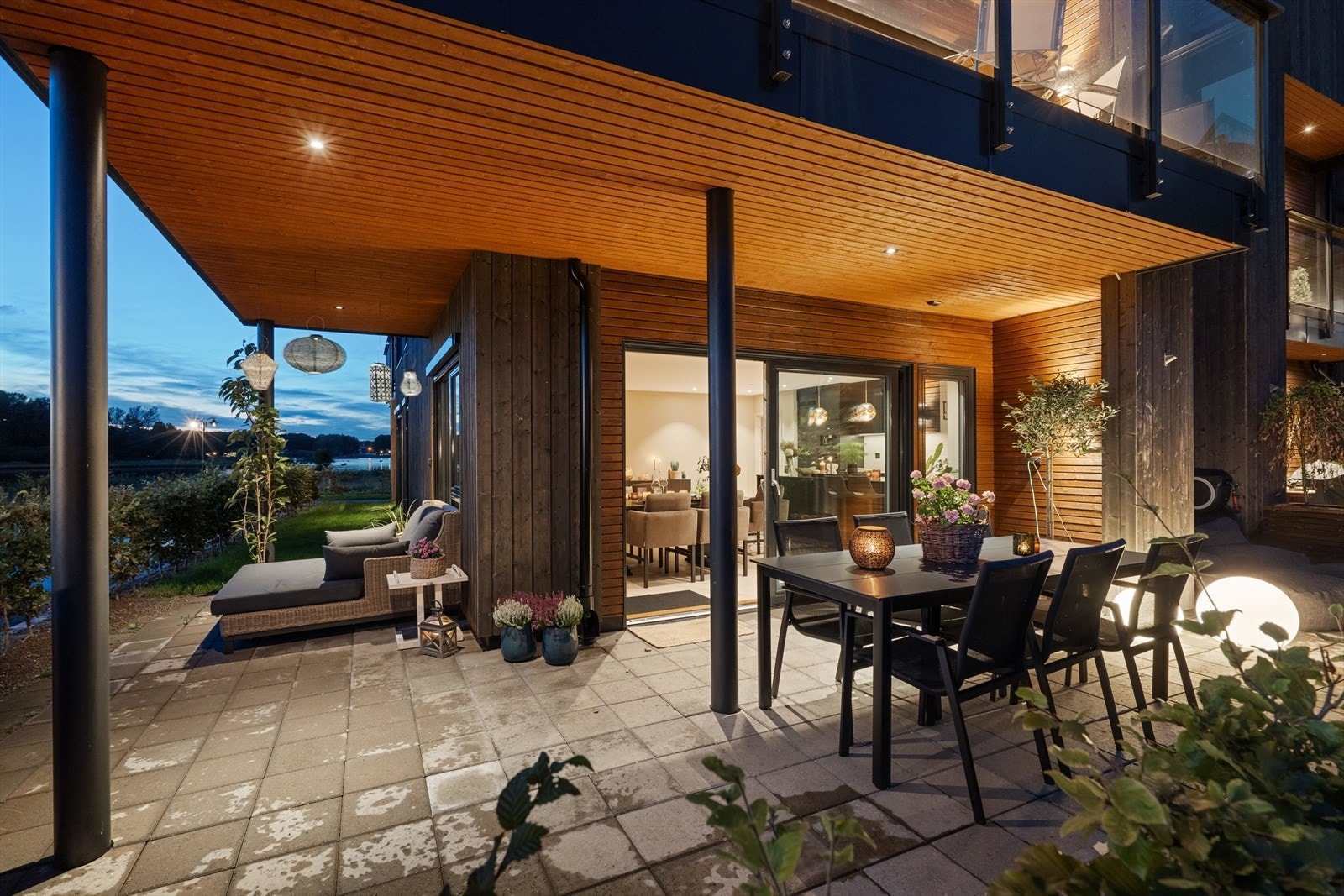 Kveldsstemning på terrassen. Galleribilde